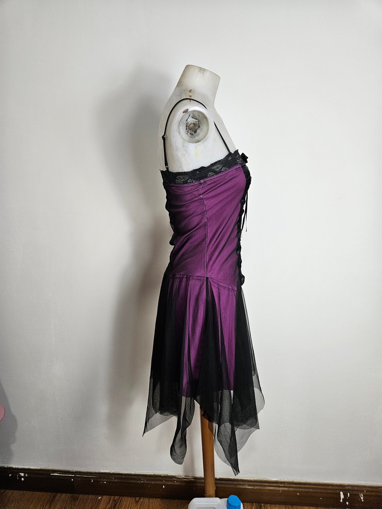 Robe en voile noir doublure violette