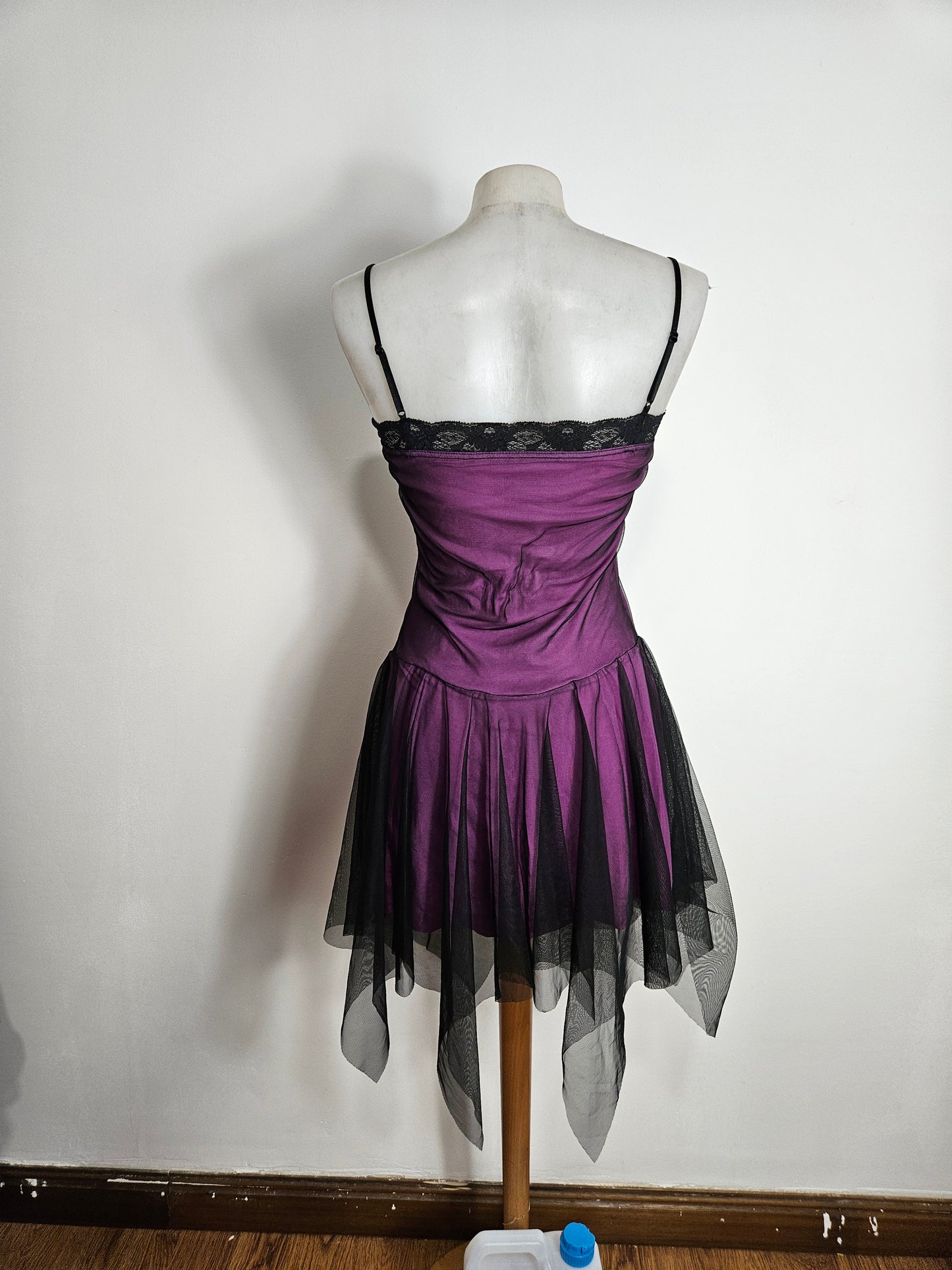 Robe en voile noir doublure violette