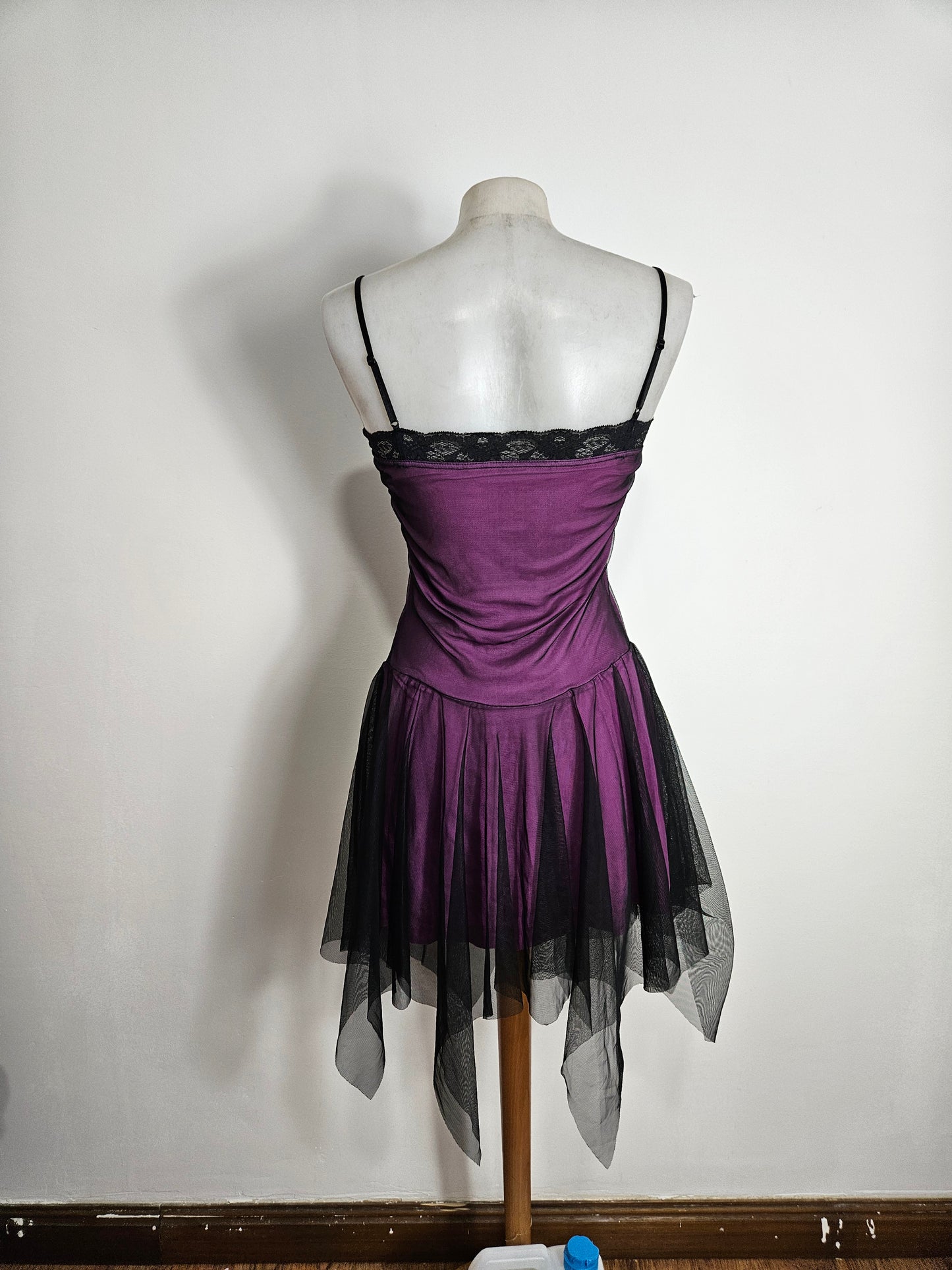 Robe en voile noir doublure violette