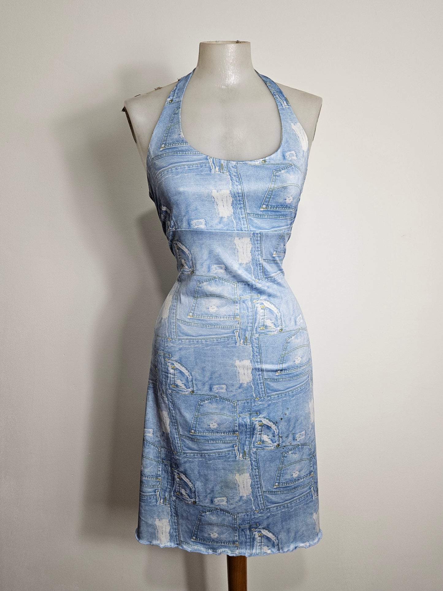 Vestido vaquero con estampado y espalda descubierta