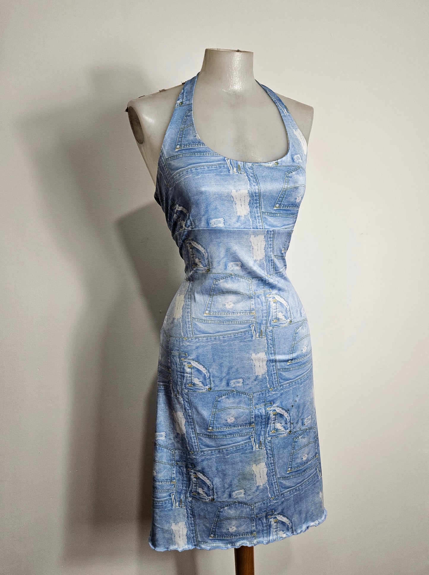 Vestido vaquero con estampado y espalda descubierta