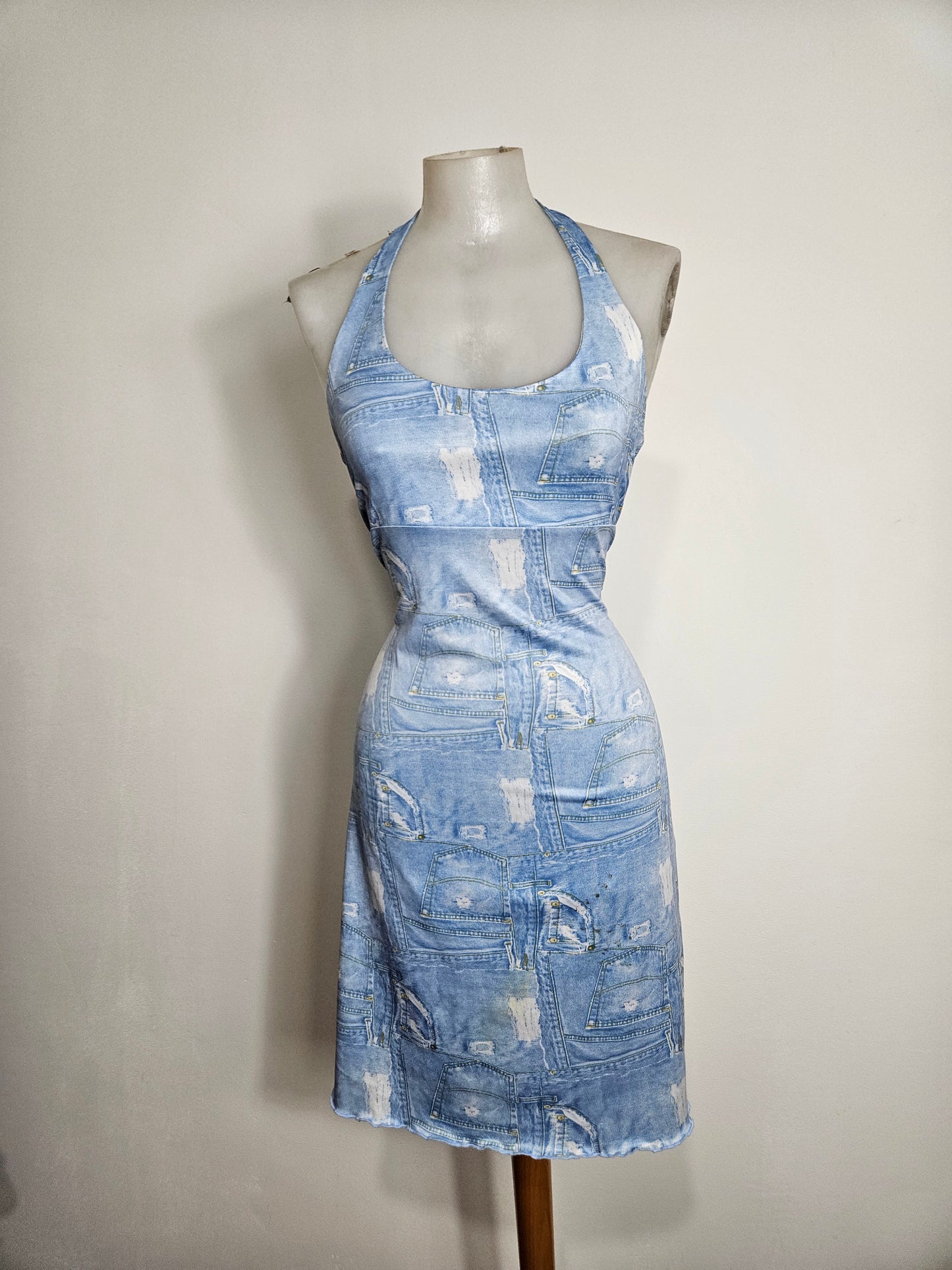 Vestido vaquero con estampado y espalda descubierta