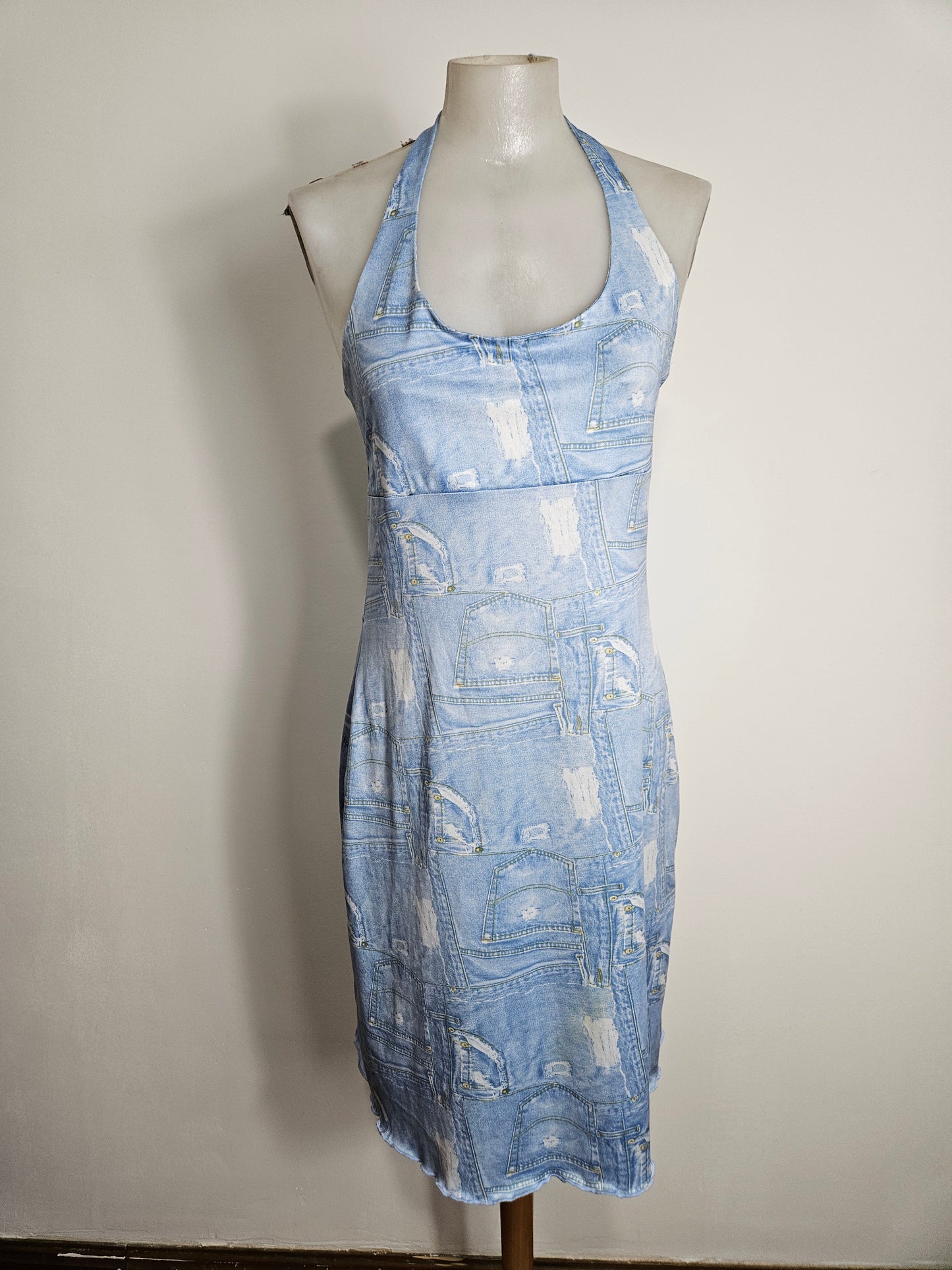 Vestido vaquero con estampado y espalda descubierta