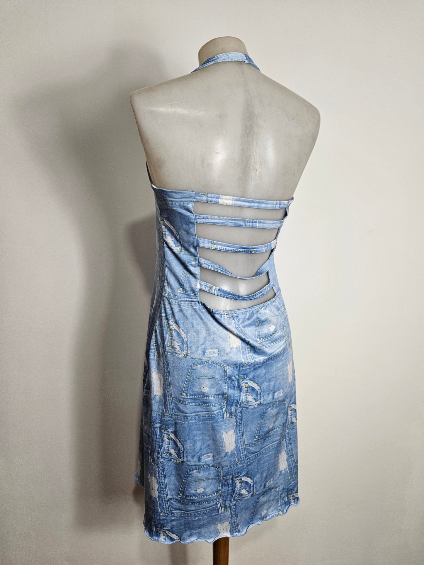 Vestido vaquero con estampado y espalda descubierta