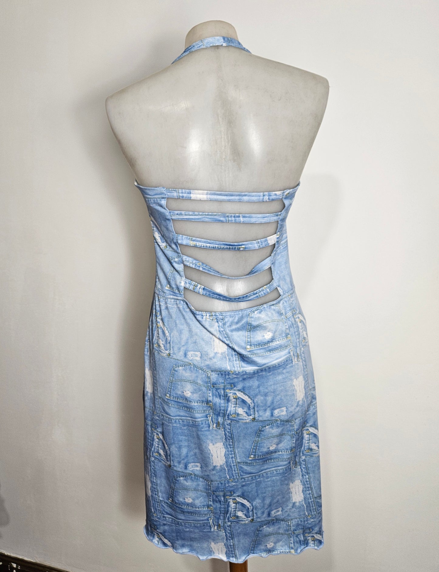 Vestido vaquero con estampado y espalda descubierta