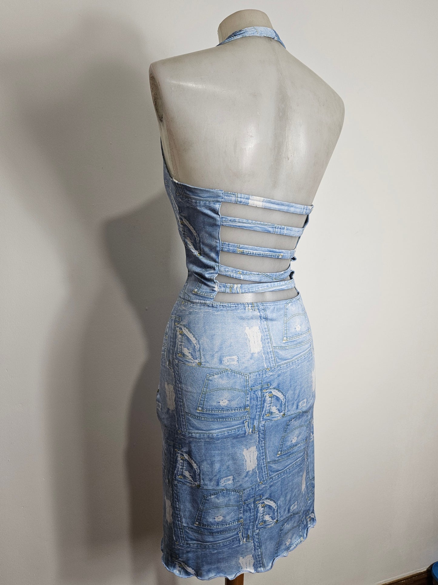 Vestido vaquero con estampado y espalda descubierta