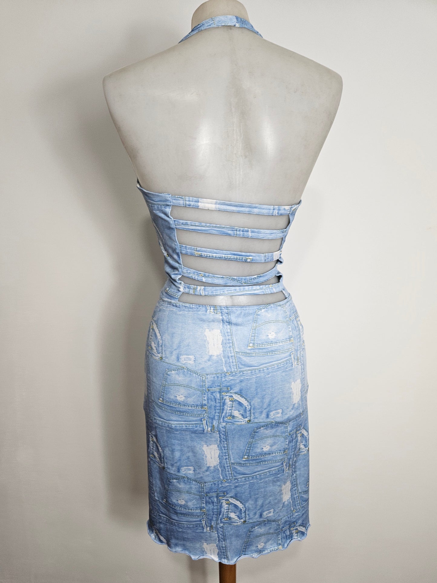 Vestido vaquero con estampado y espalda descubierta