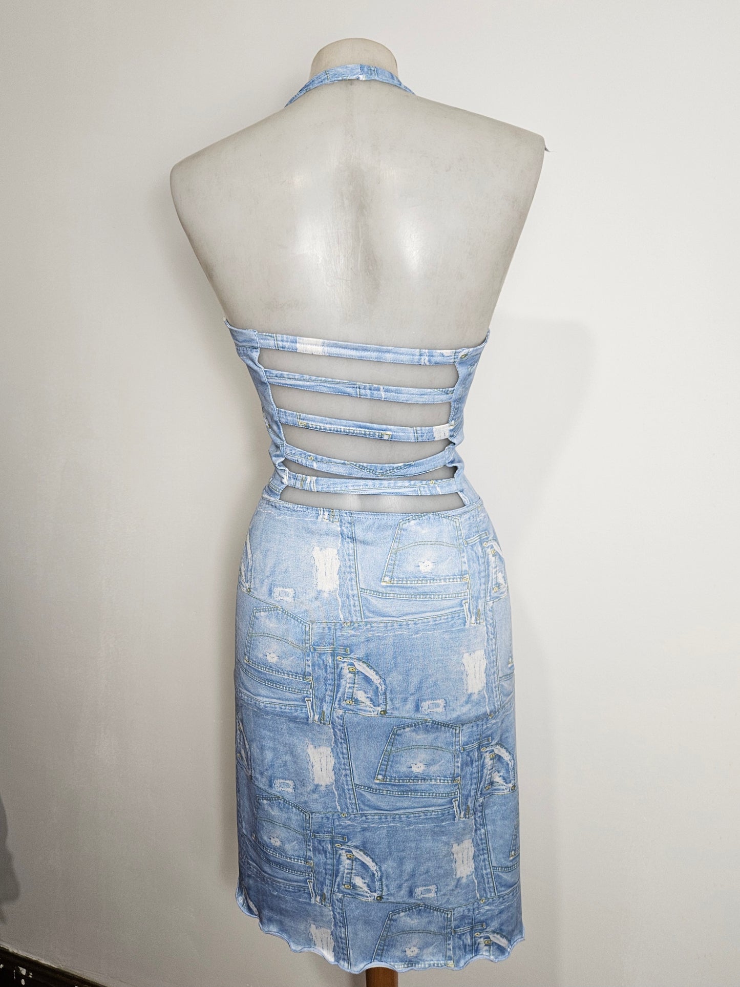 Vestido vaquero con estampado y espalda descubierta