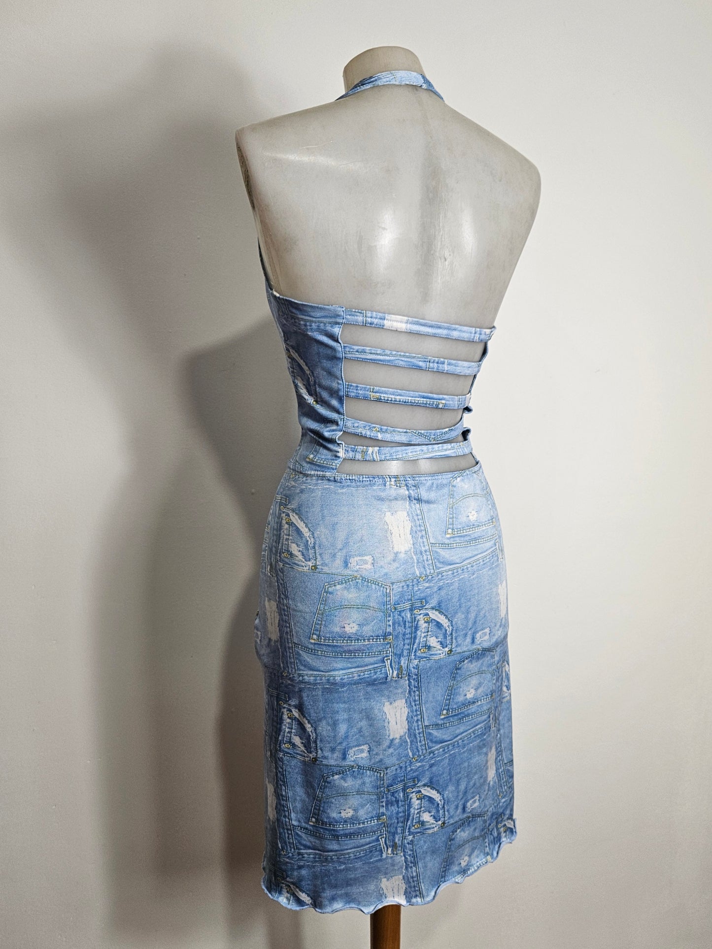 Vestido vaquero con estampado y espalda descubierta