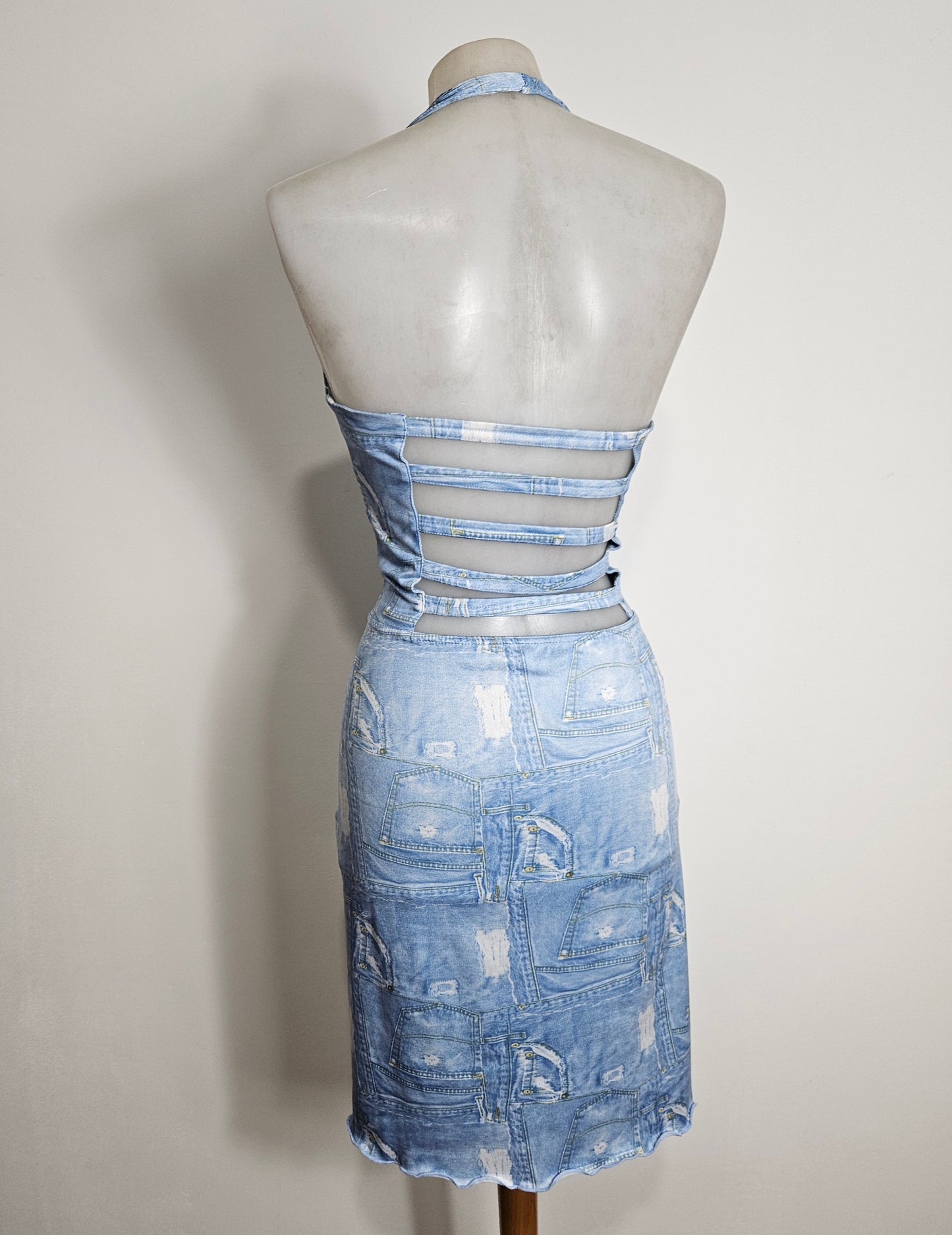 Vestido vaquero con estampado y espalda descubierta