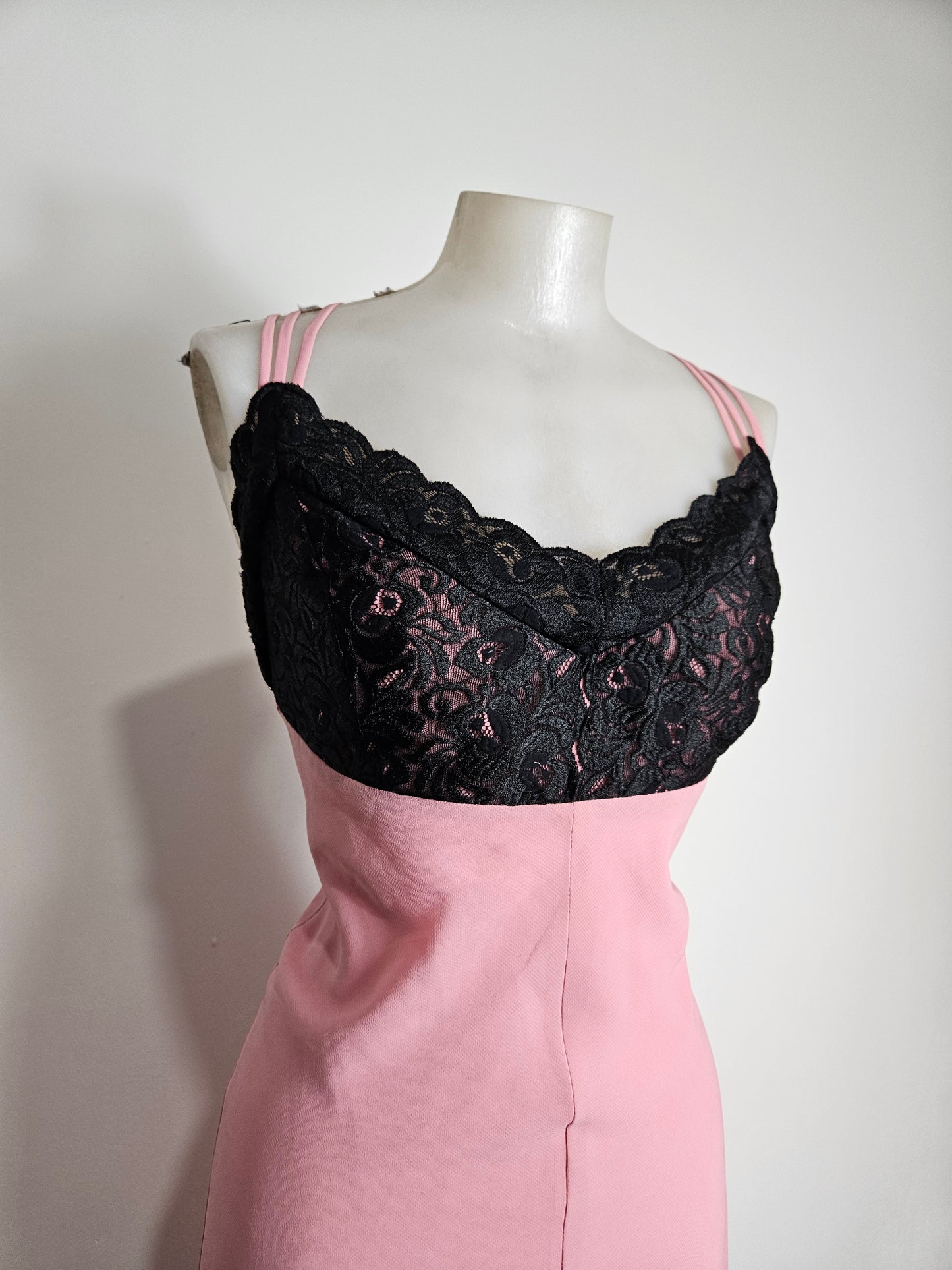 Maxi robe dos nu rose détails dentelle noire