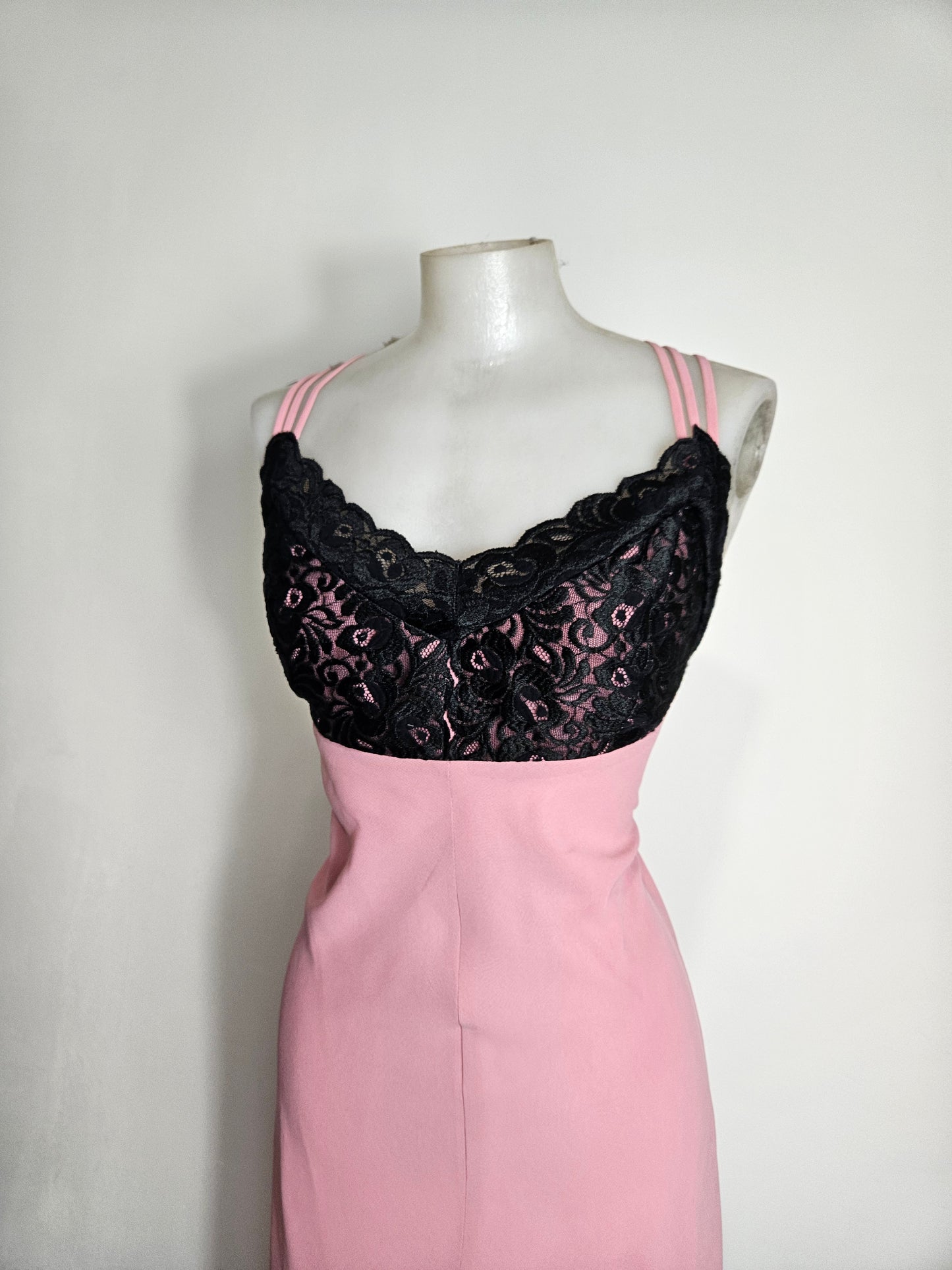 Maxi robe dos nu rose détails dentelle noire