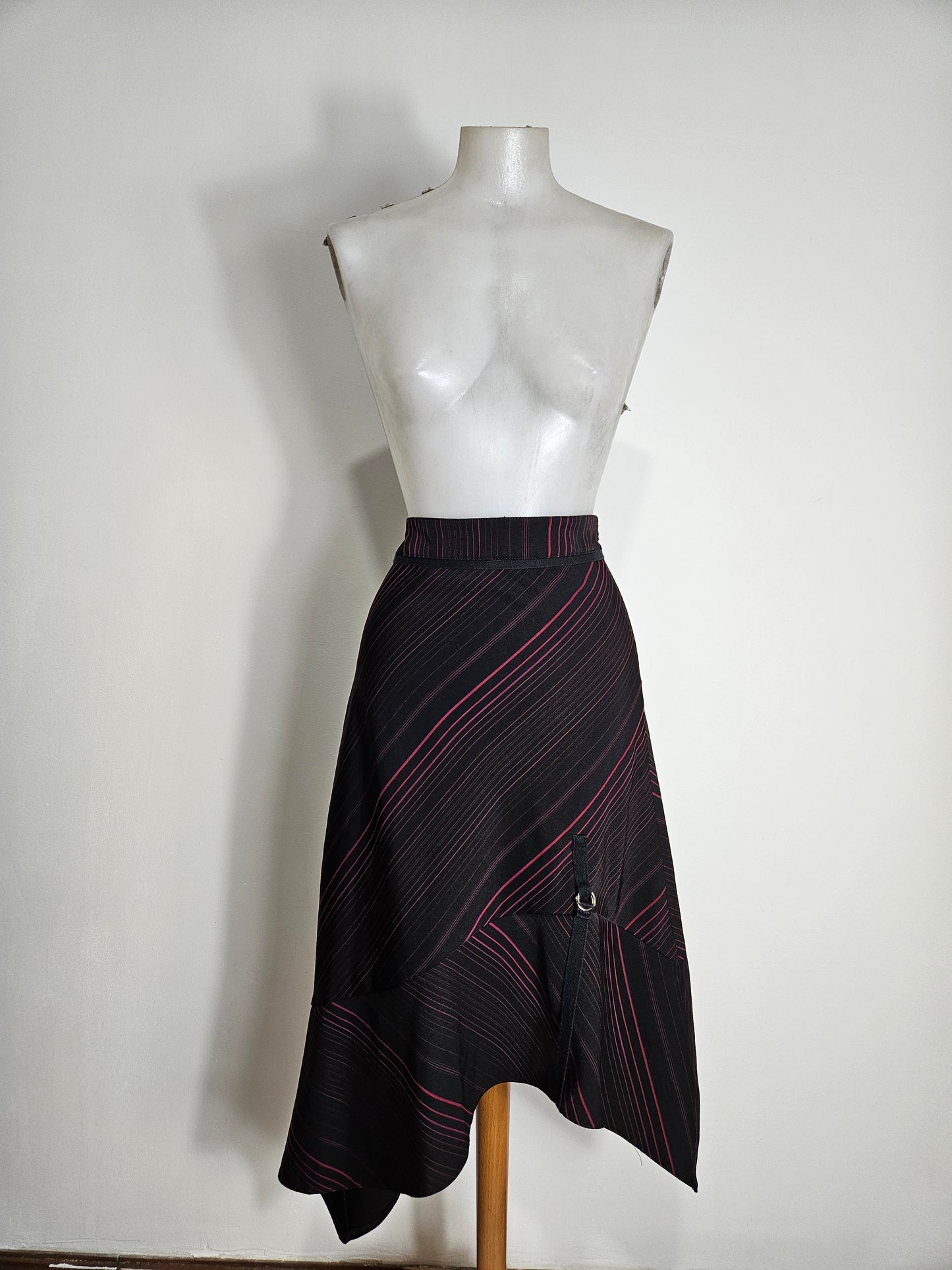 Jupe asymétrique rayée rouge et noire