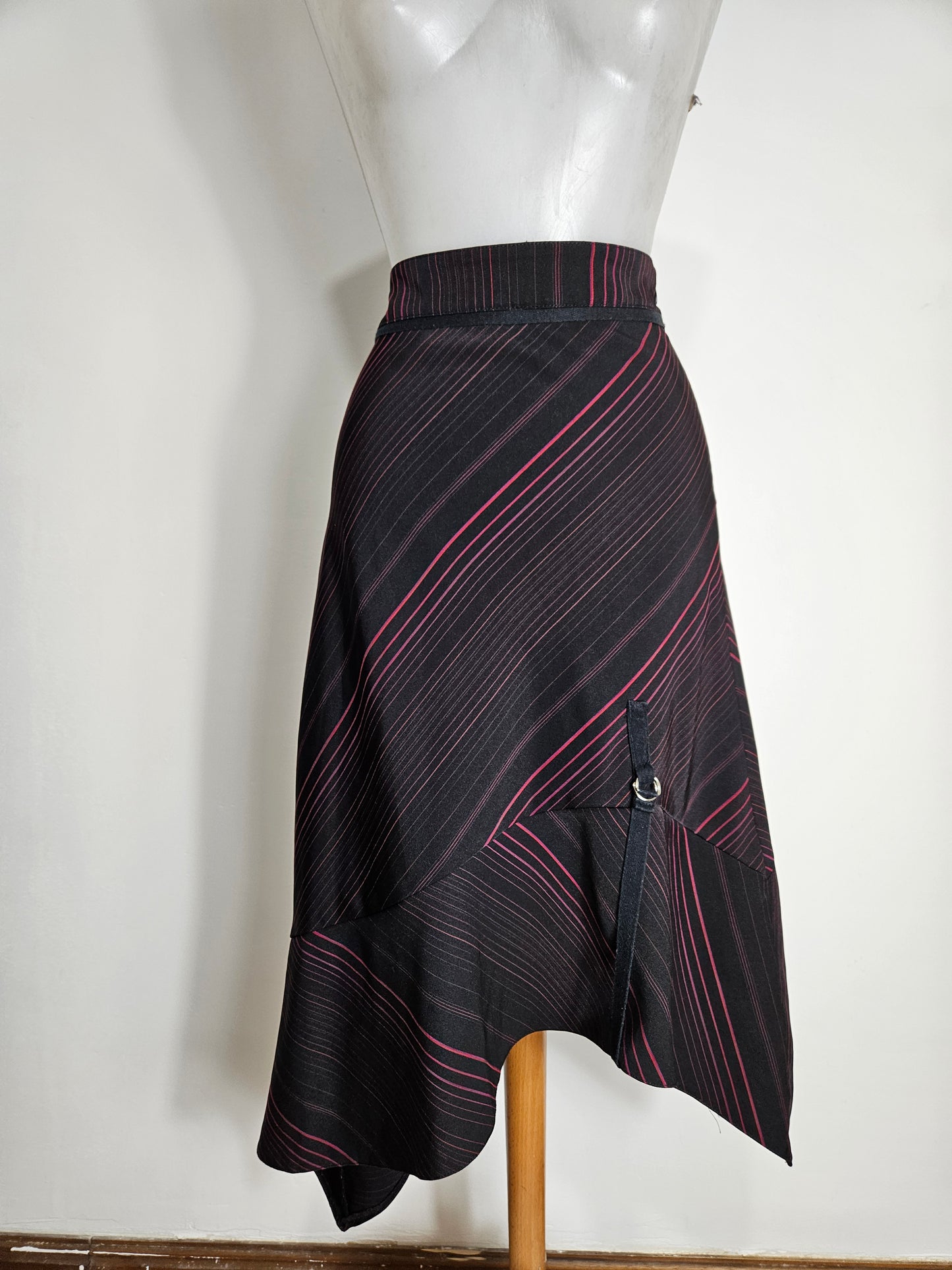 Jupe asymétrique rayée rouge et noire