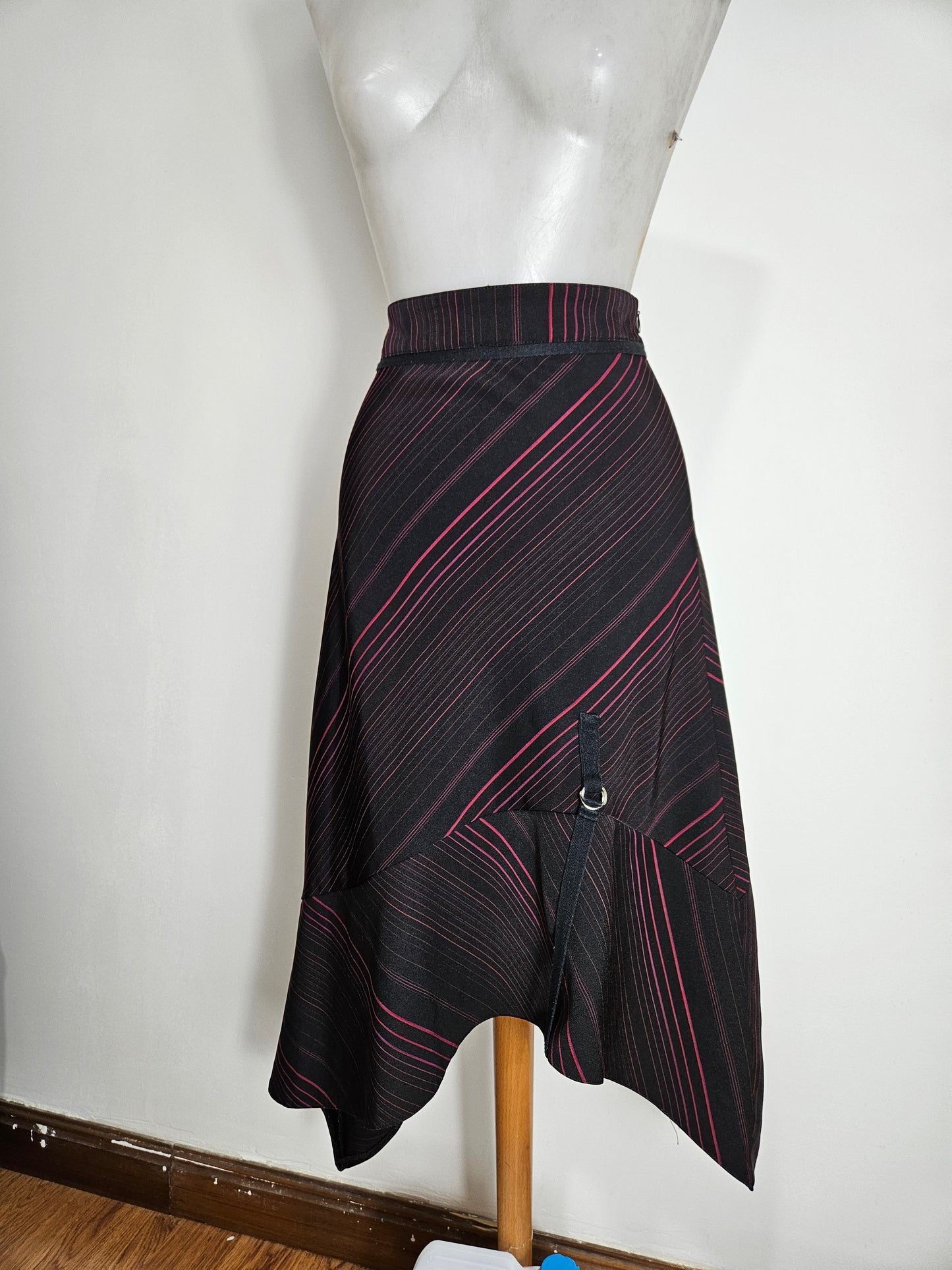 Jupe asymétrique rayée rouge et noire