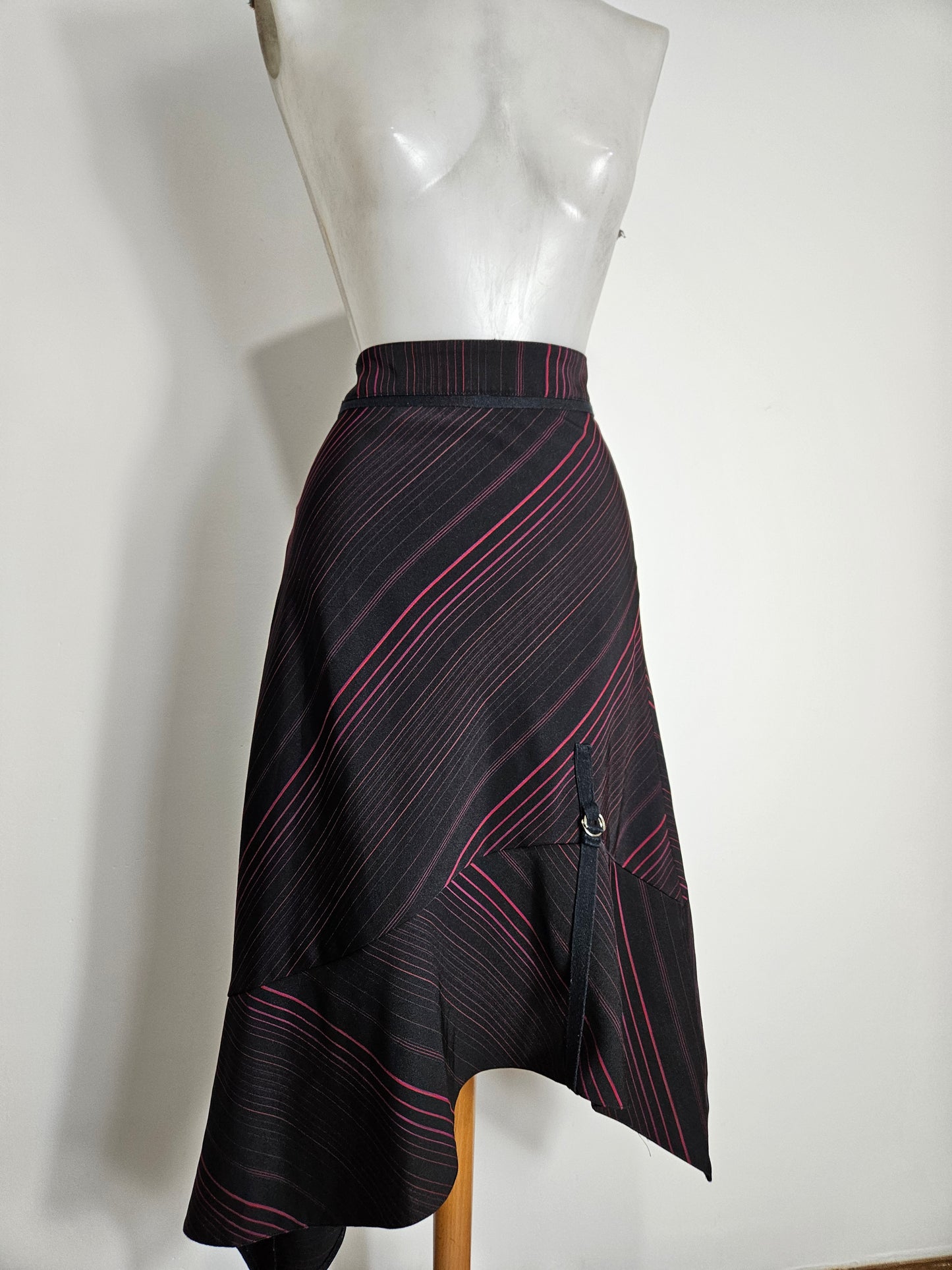 Jupe asymétrique rayée rouge et noire