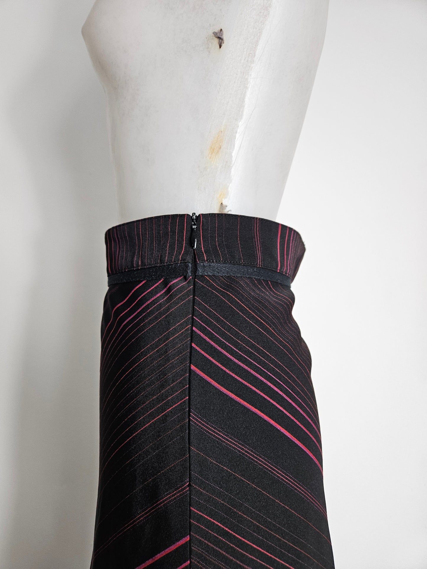 Jupe asymétrique rayée rouge et noire
