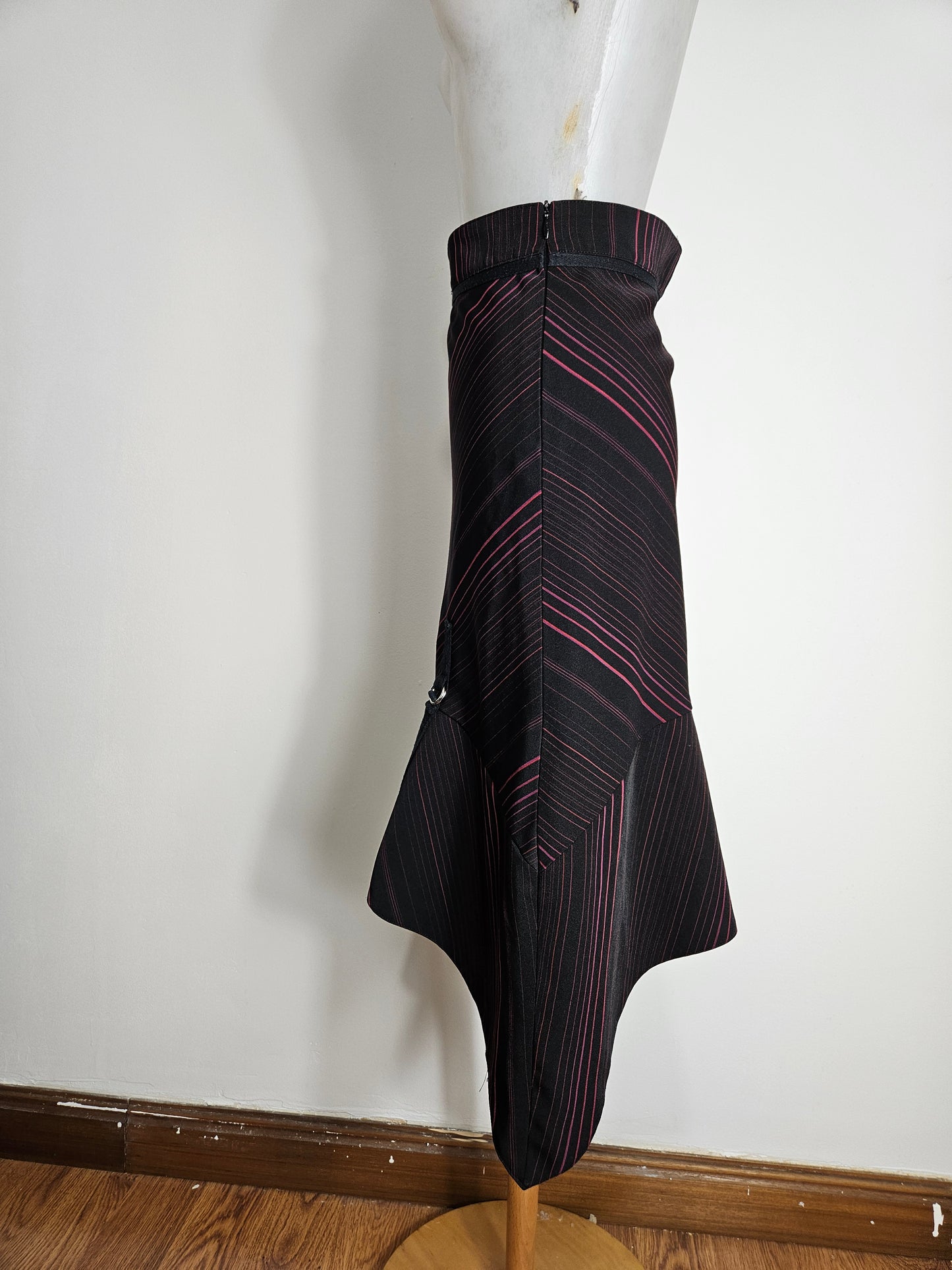 Jupe asymétrique rayée rouge et noire
