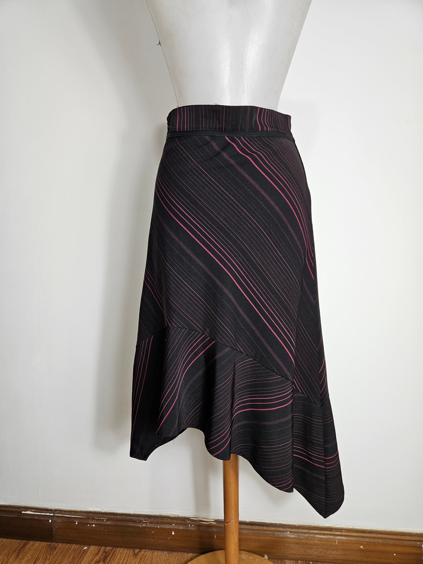 Jupe asymétrique rayée rouge et noire