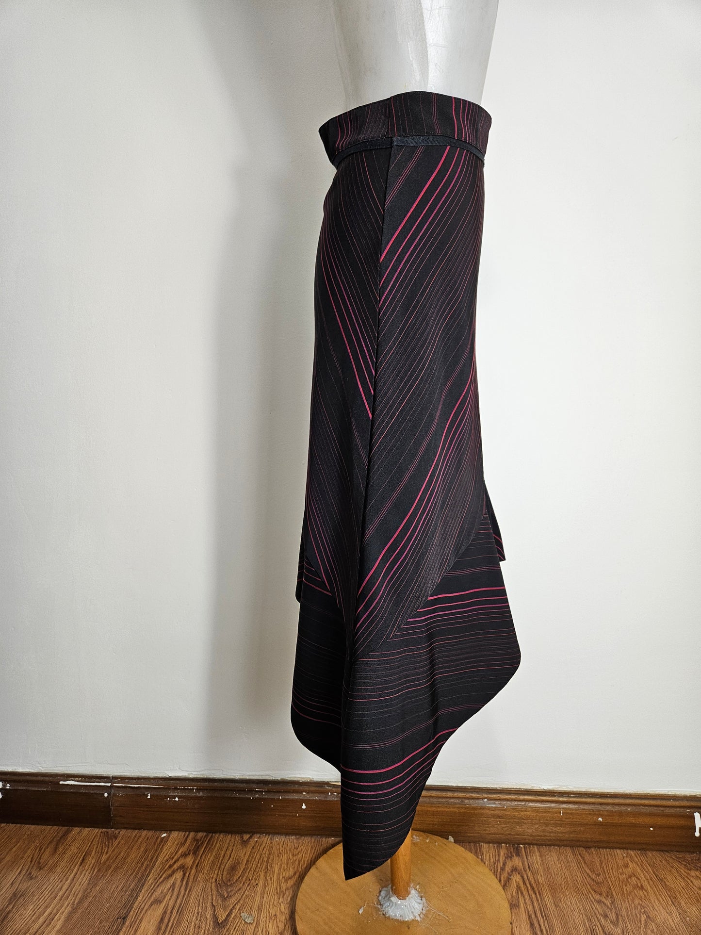 Jupe asymétrique rayée rouge et noire