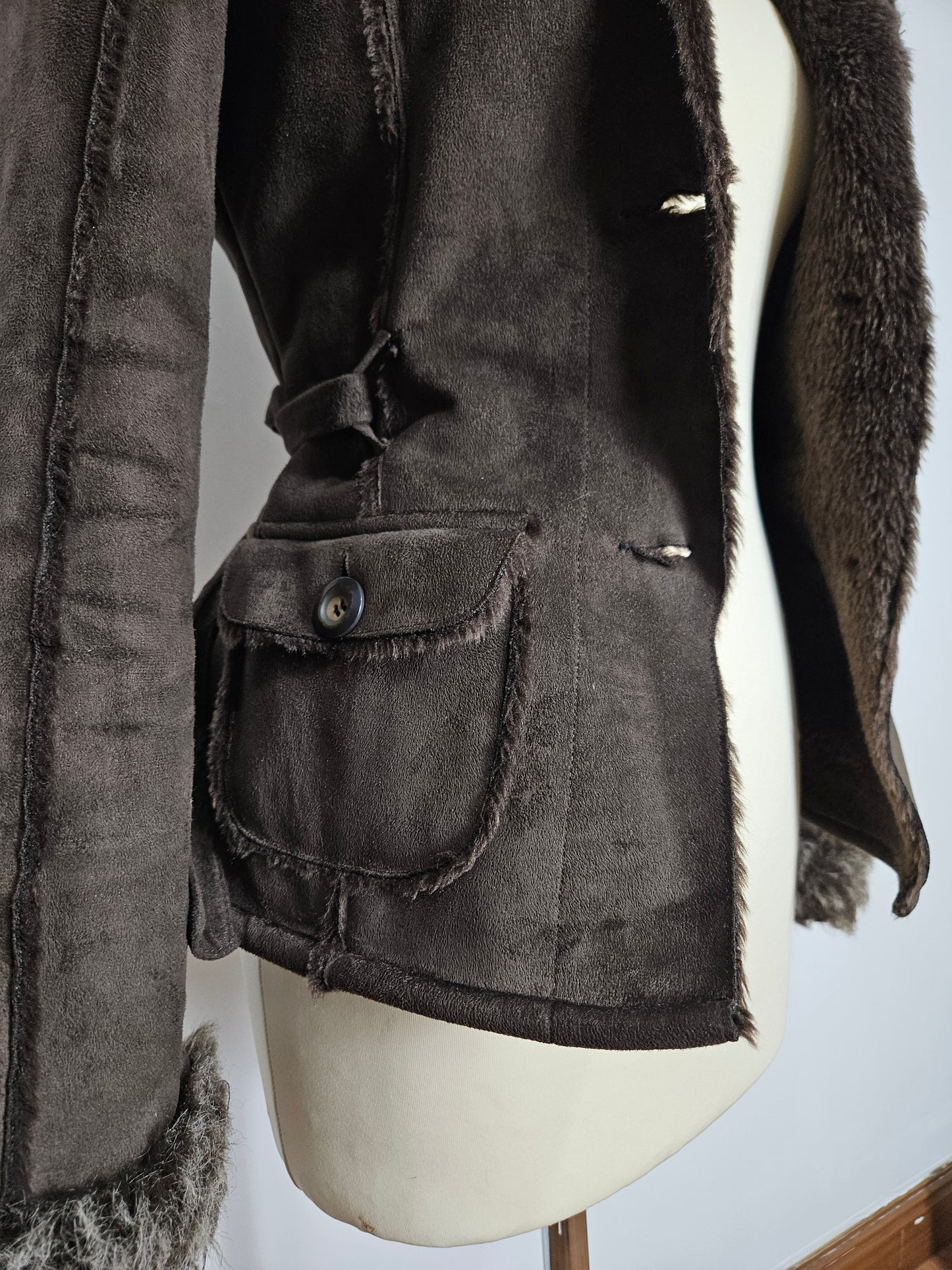 Manteau court en simili daim et fausse fourrure