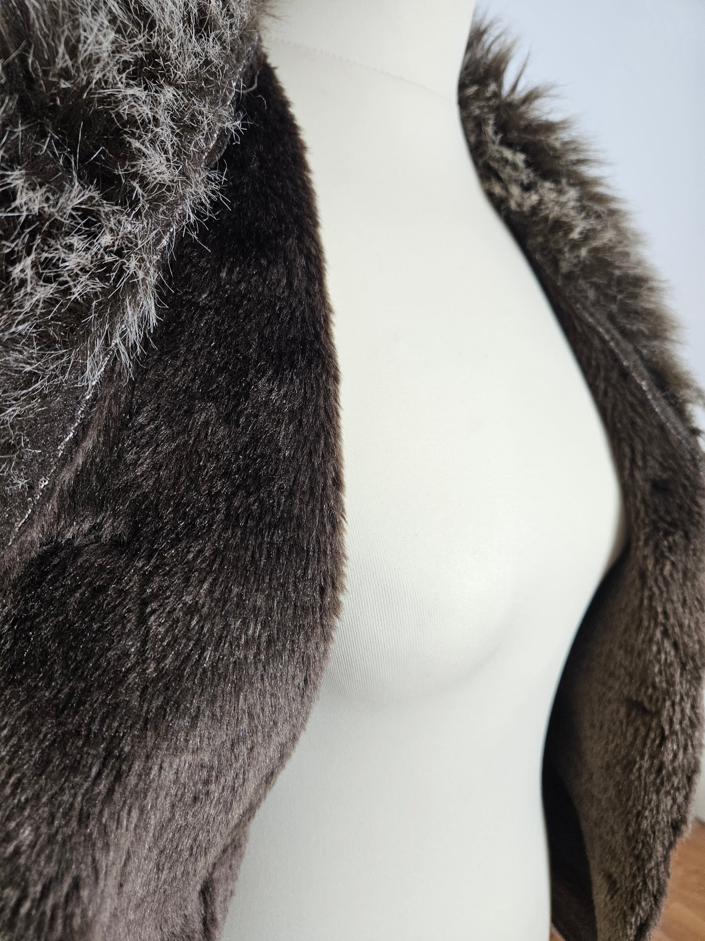 Manteau court en simili daim et fausse fourrure
