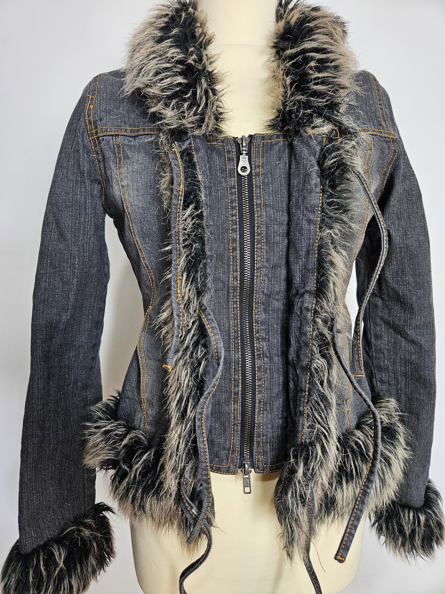 Manteau en denim col fausse fourrure