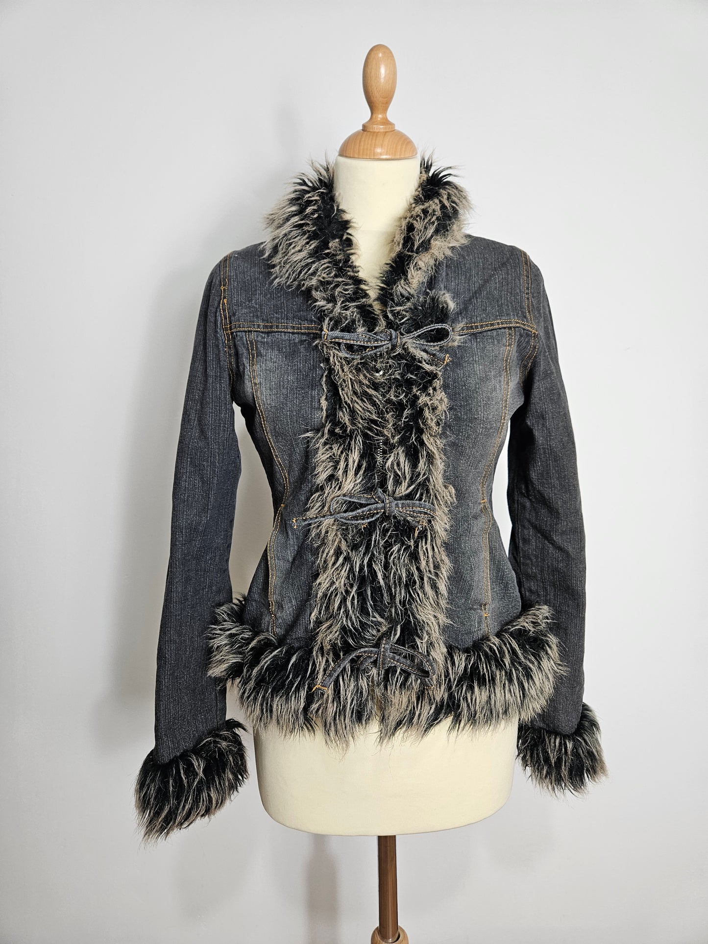 Manteau en denim col fausse fourrure