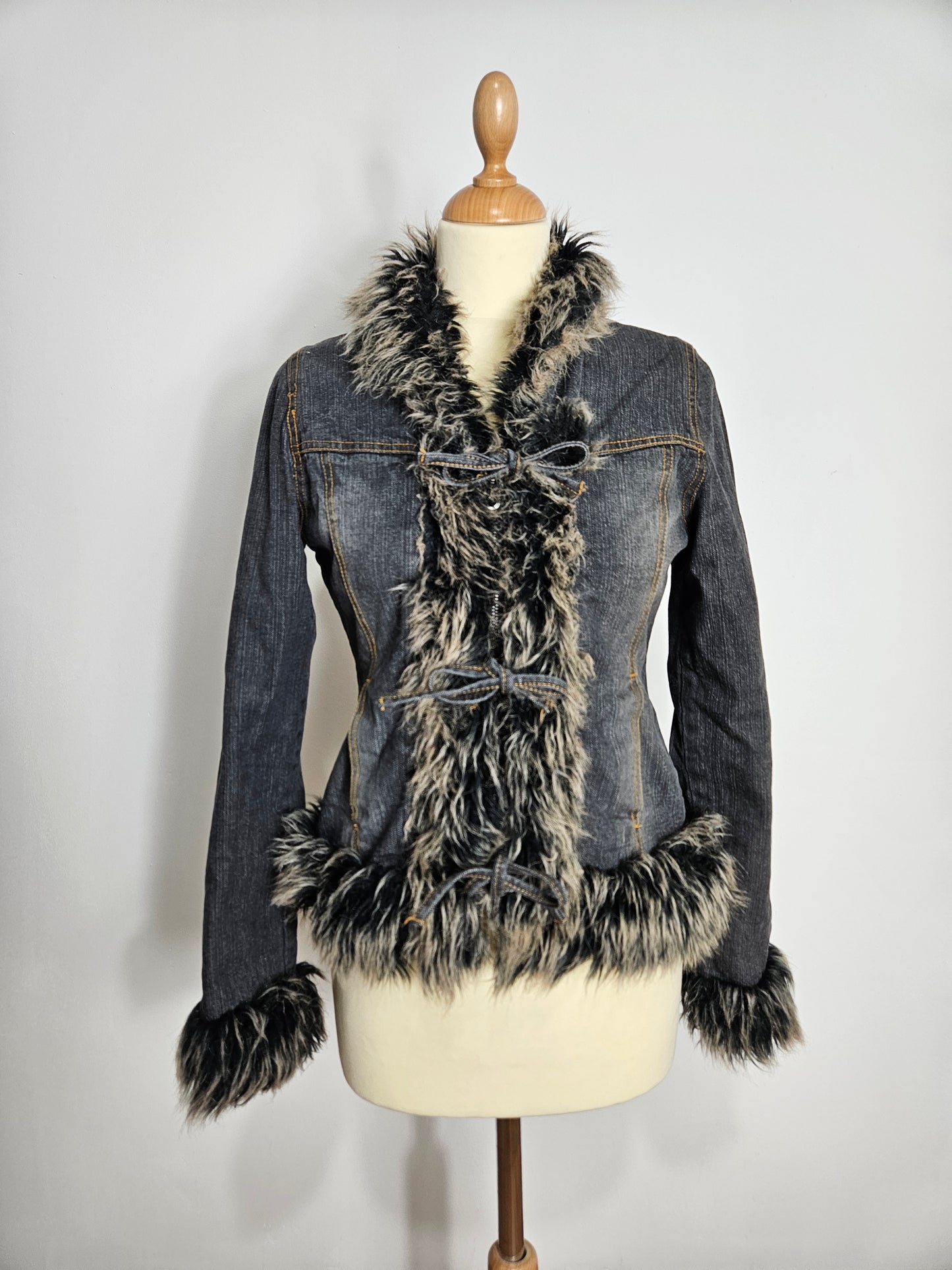 Manteau en denim col fausse fourrure