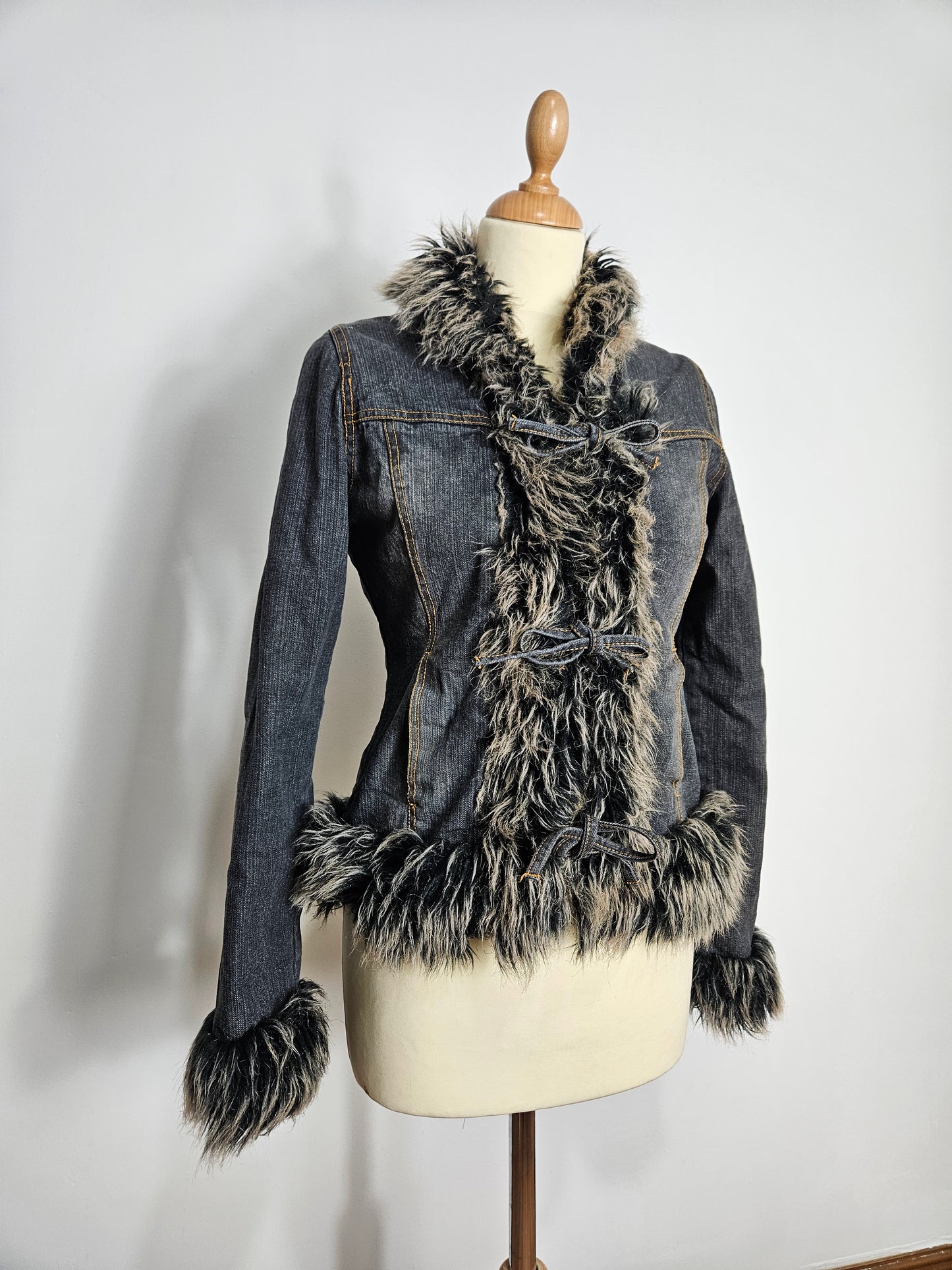 Manteau en denim col fausse fourrure