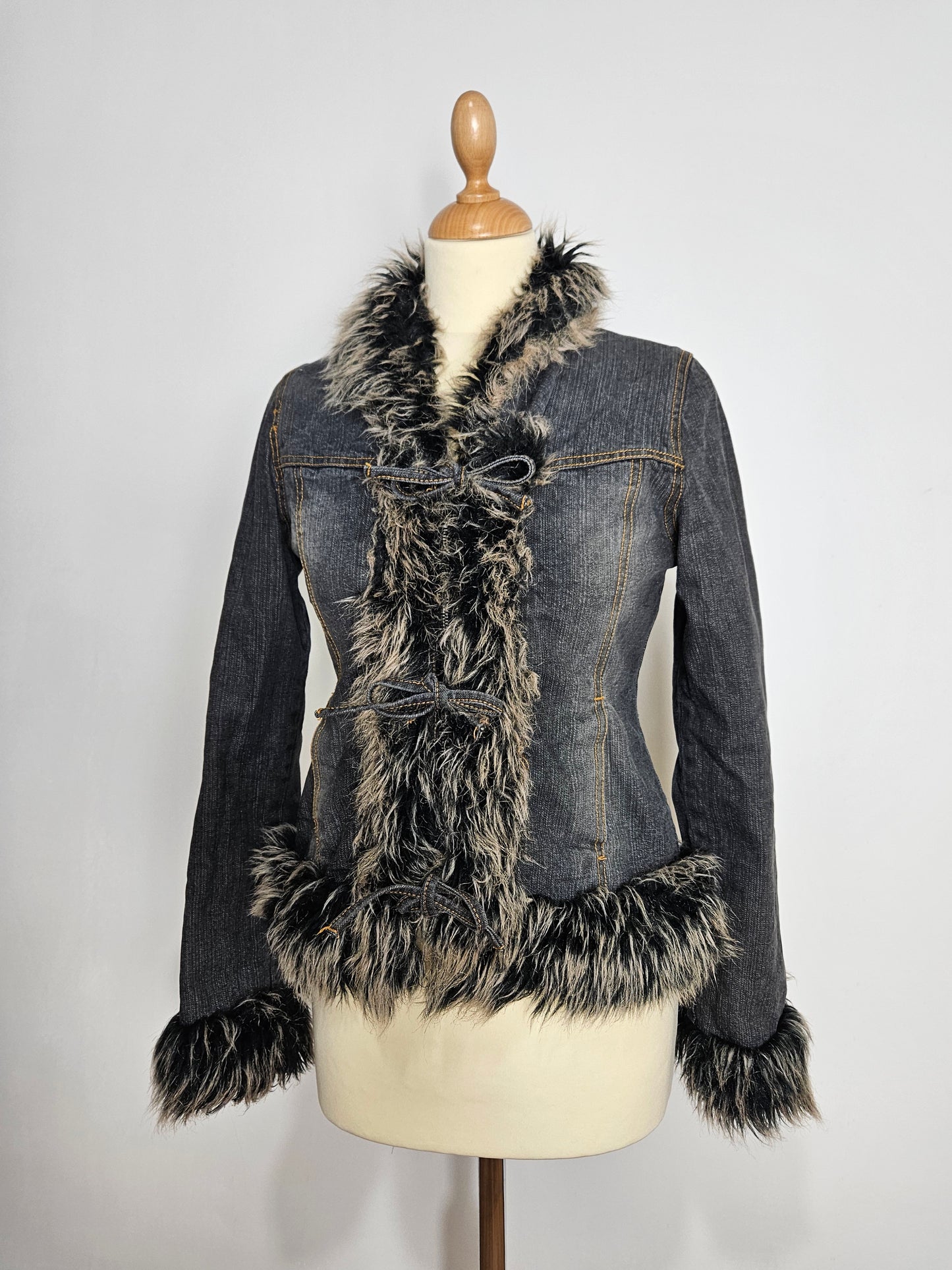 Manteau en denim col fausse fourrure