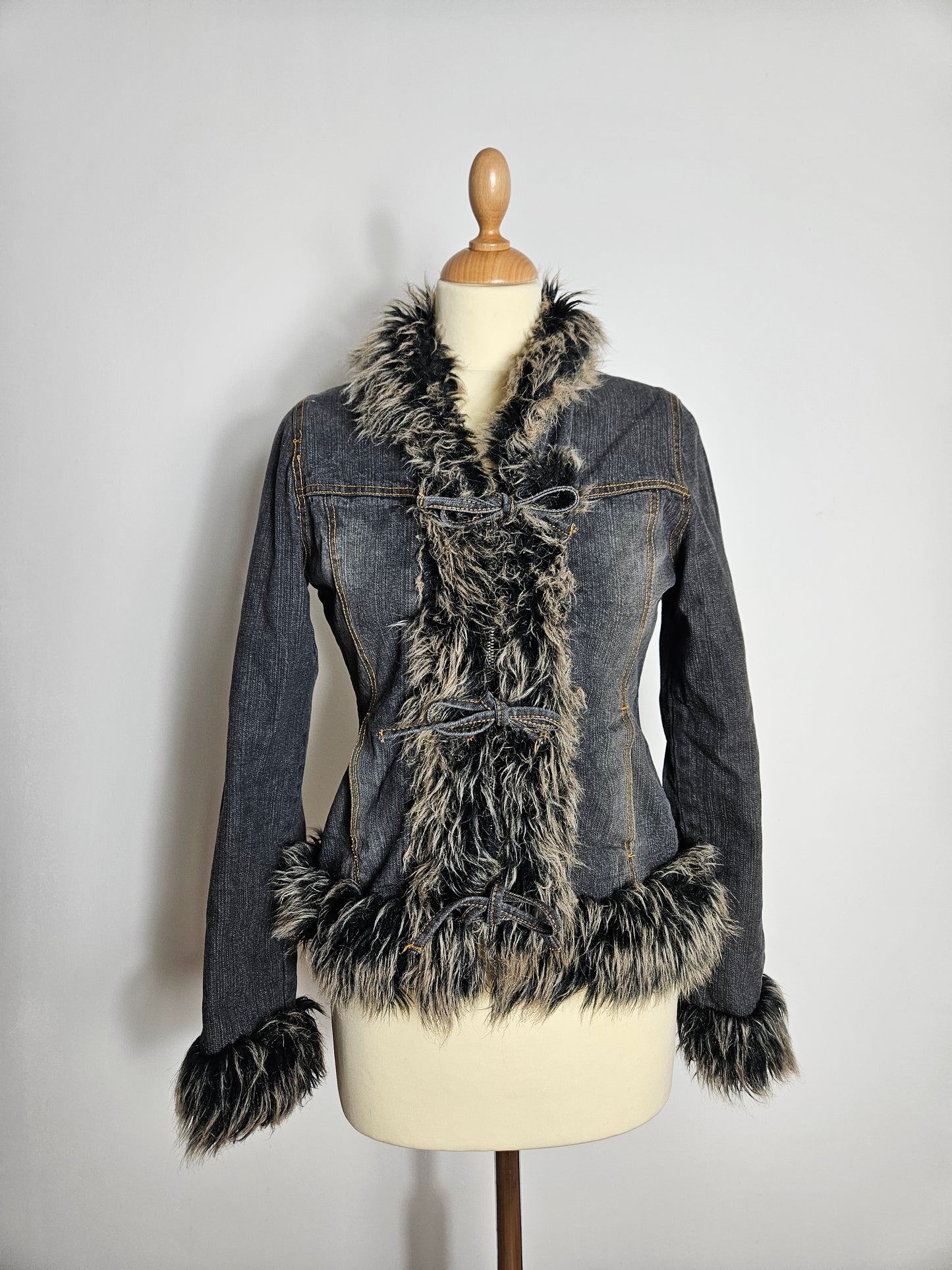 Manteau en denim col fausse fourrure