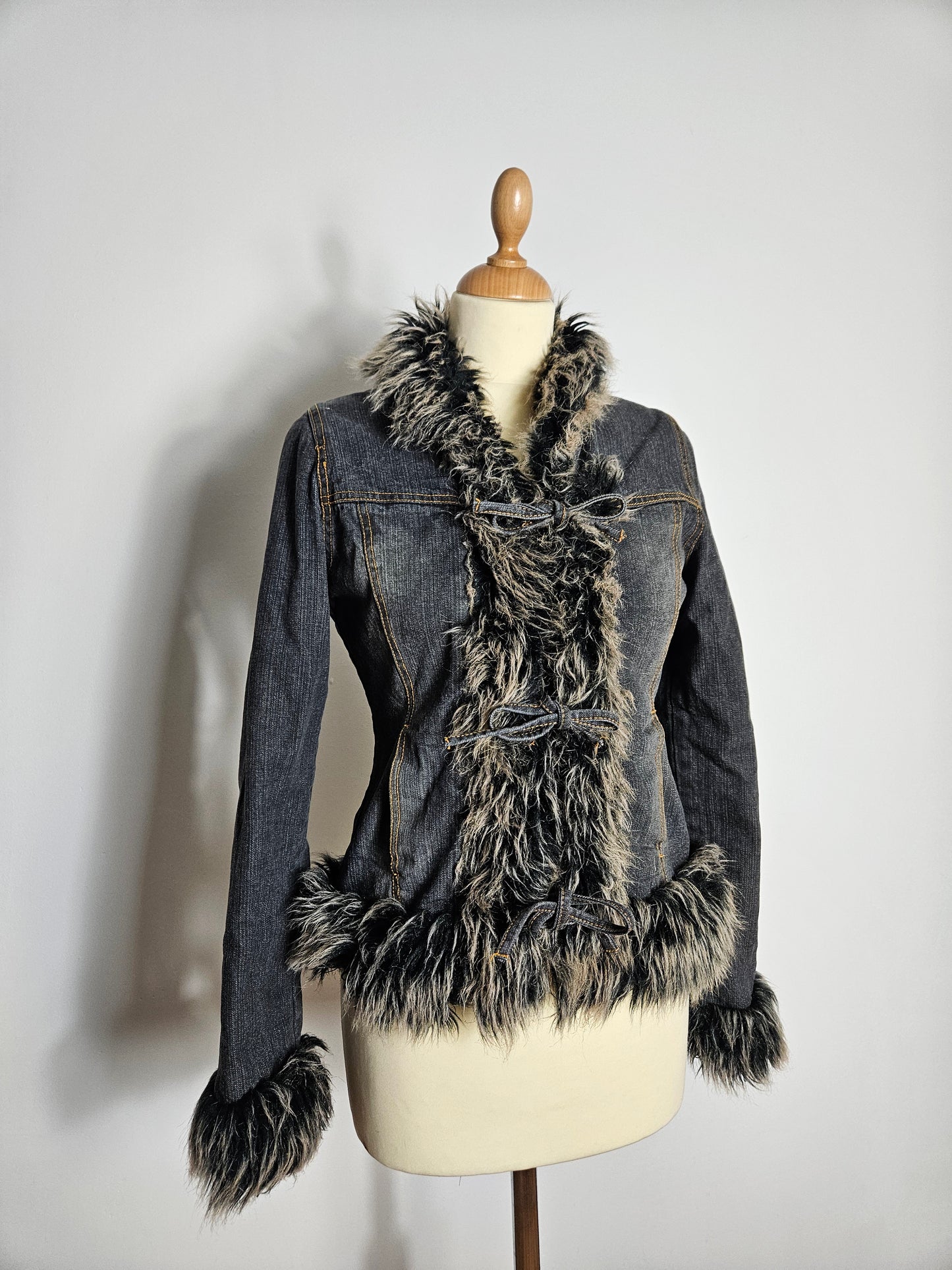 Manteau en denim col fausse fourrure