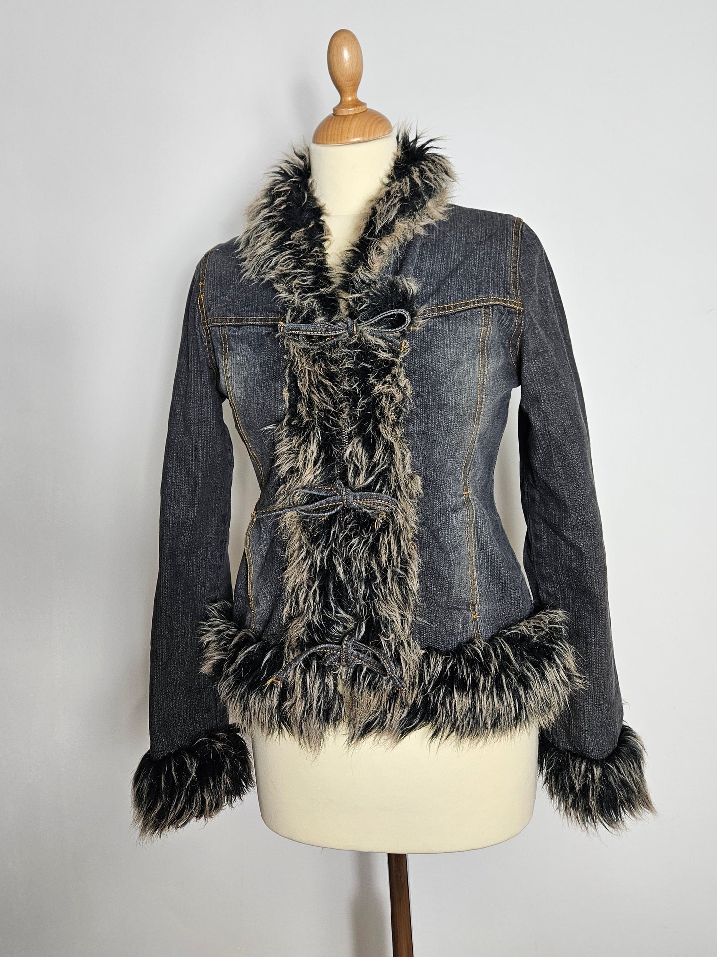 Manteau en denim col fausse fourrure