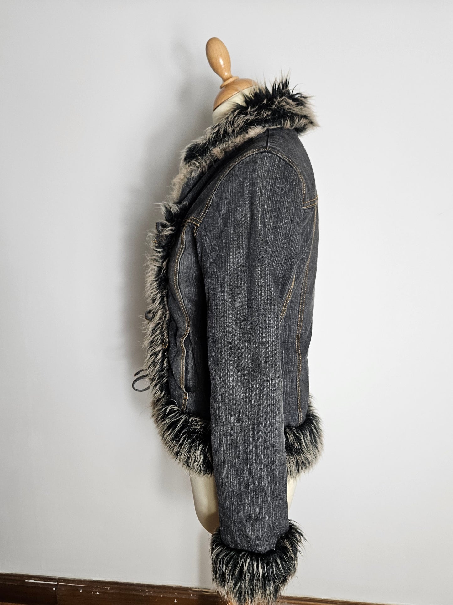 Manteau en denim col fausse fourrure