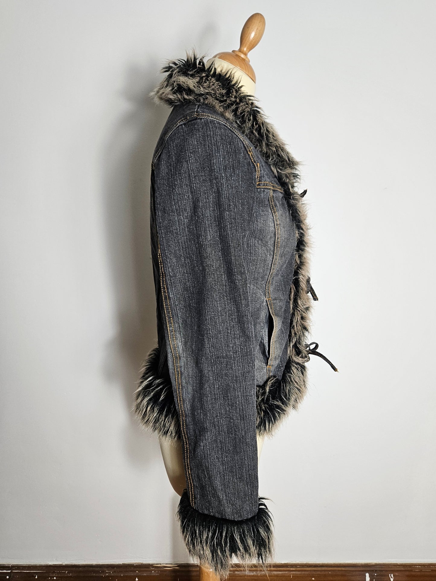 Manteau en denim col fausse fourrure