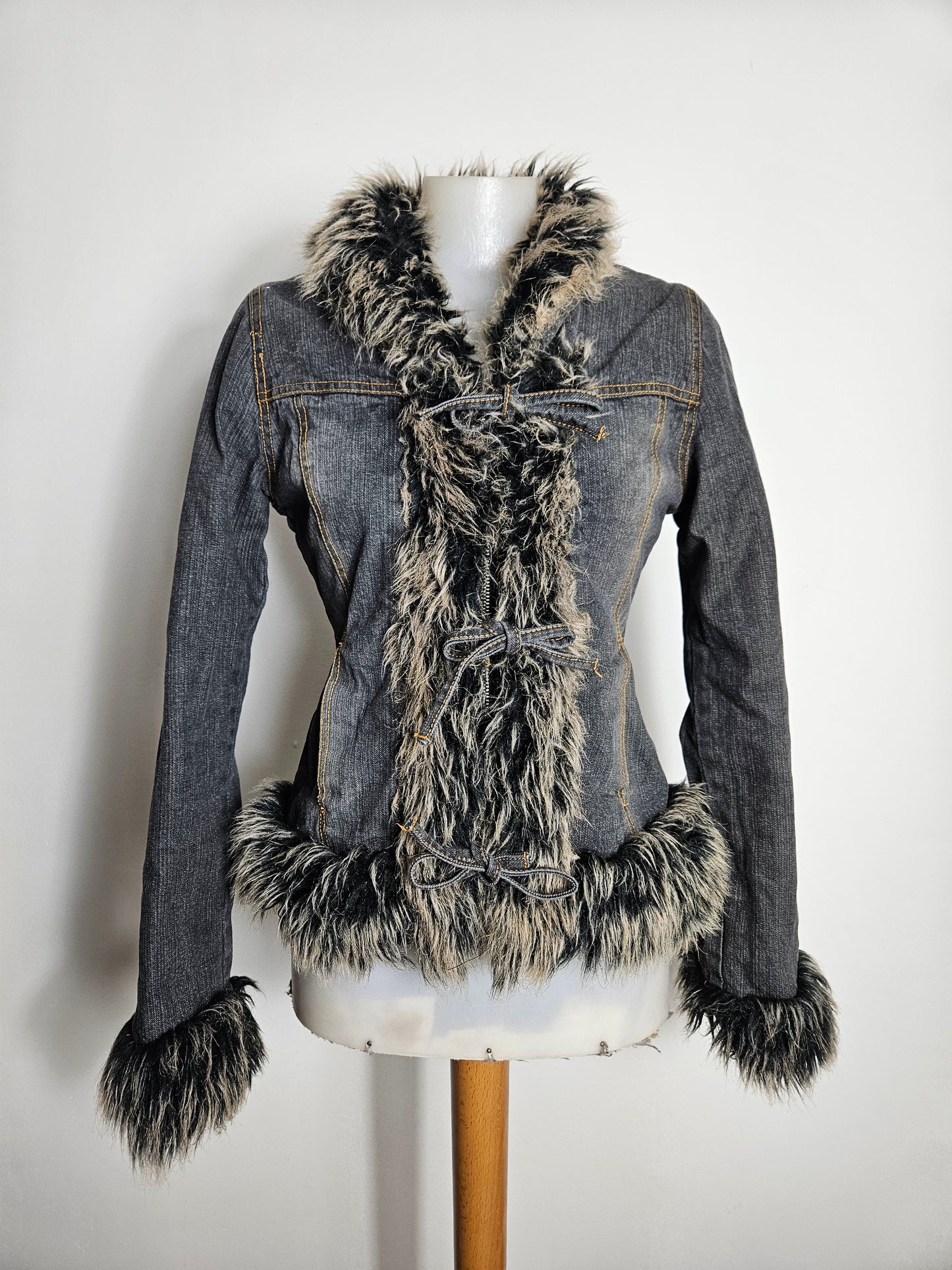 Manteau en denim col fausse fourrure