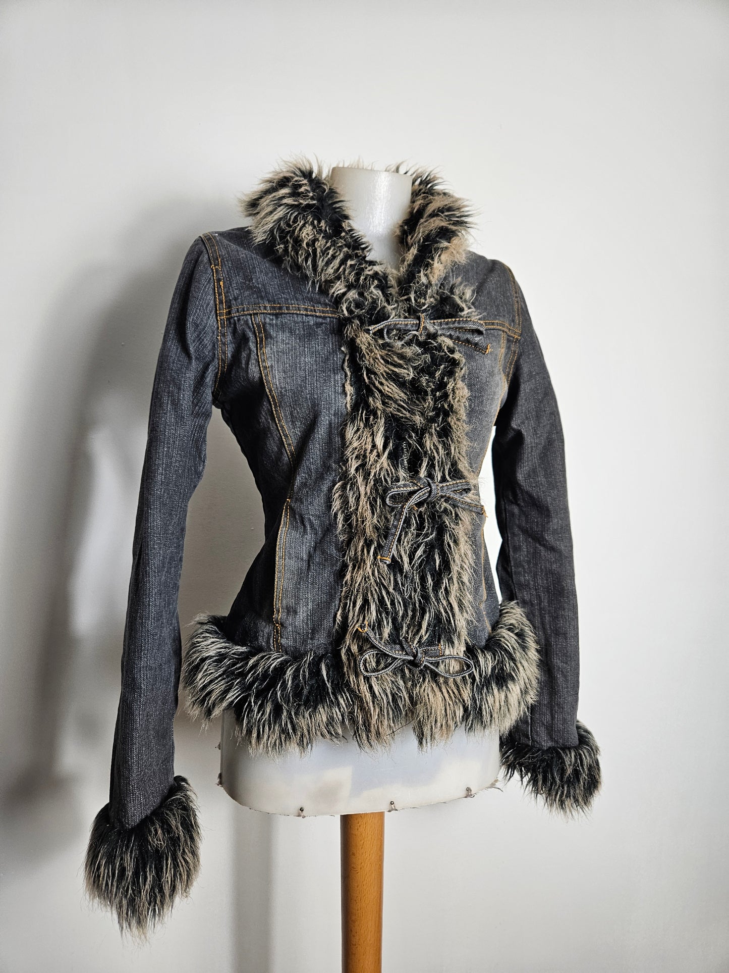 Manteau en denim col fausse fourrure