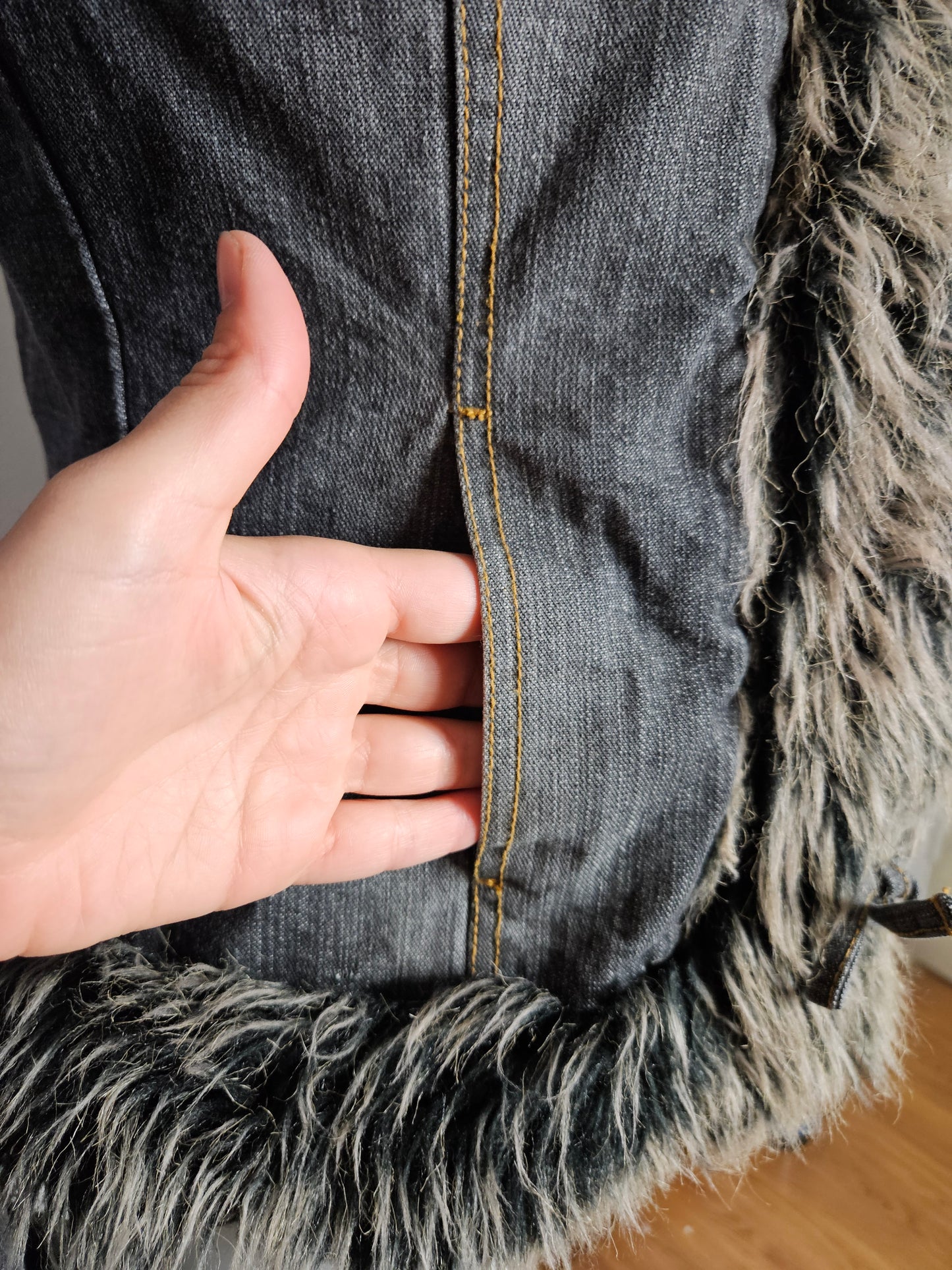 Manteau en denim col fausse fourrure