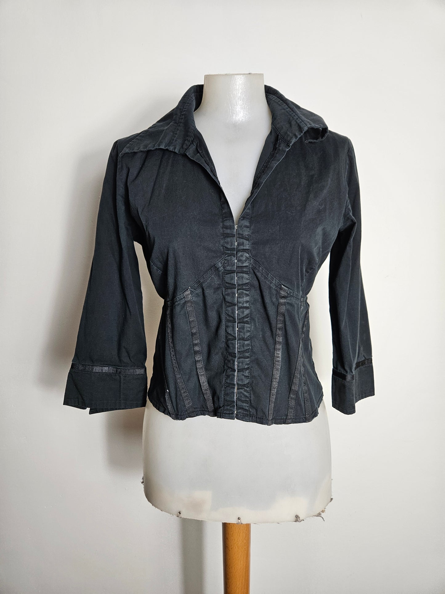 Chemise cintrée noire fermeture par agrafes