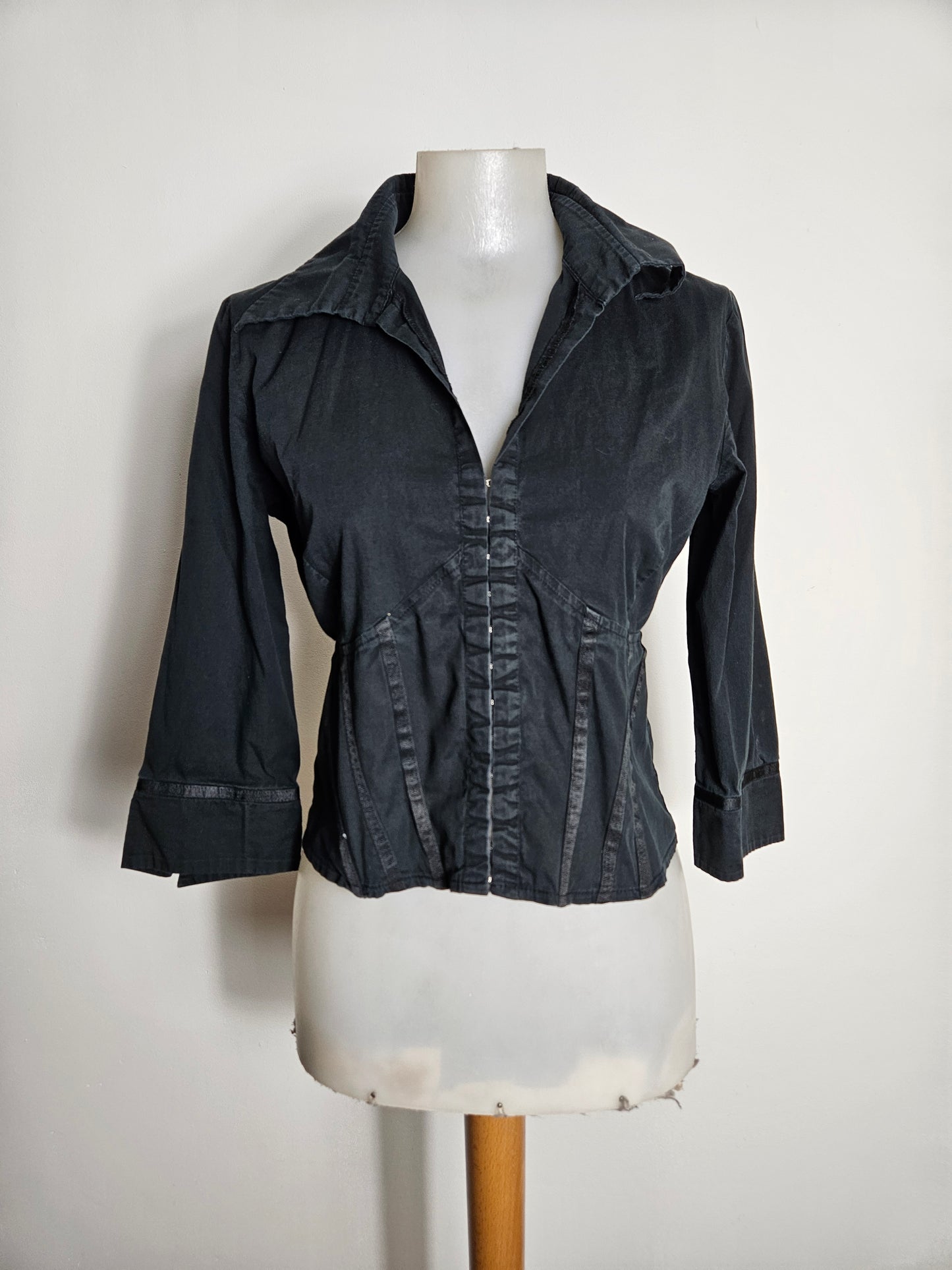 Chemise cintrée noire fermeture par agrafes