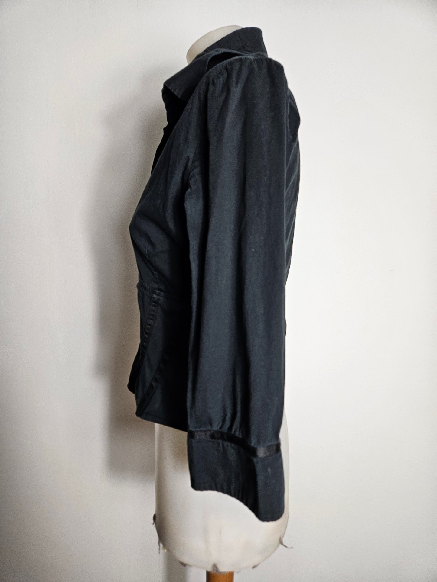 Chemise cintrée noire fermeture par agrafes