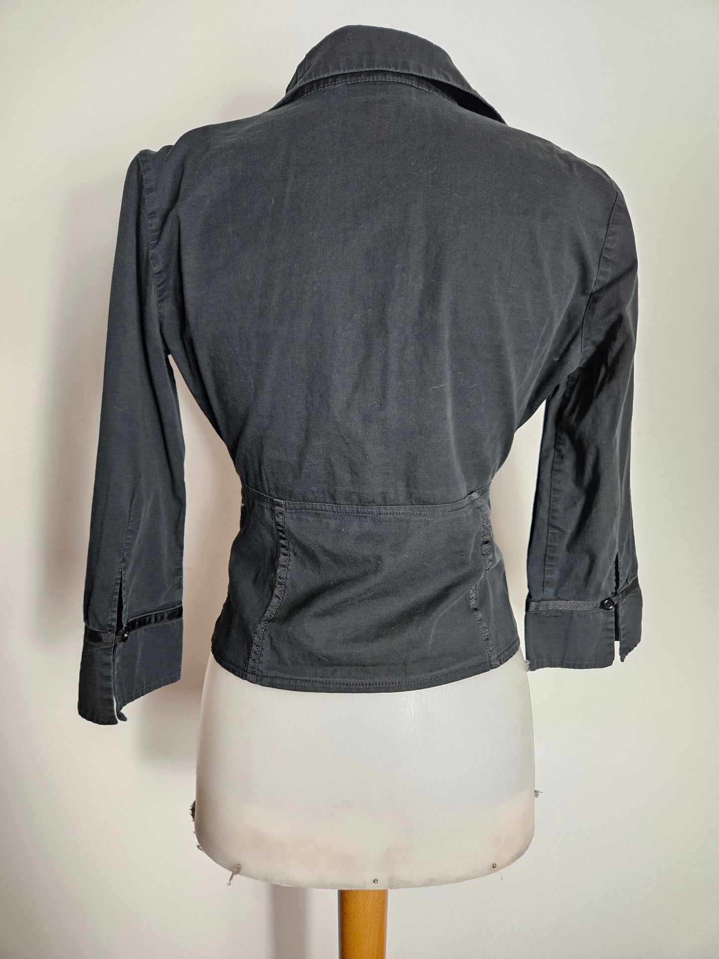 Chemise cintrée noire fermeture par agrafes