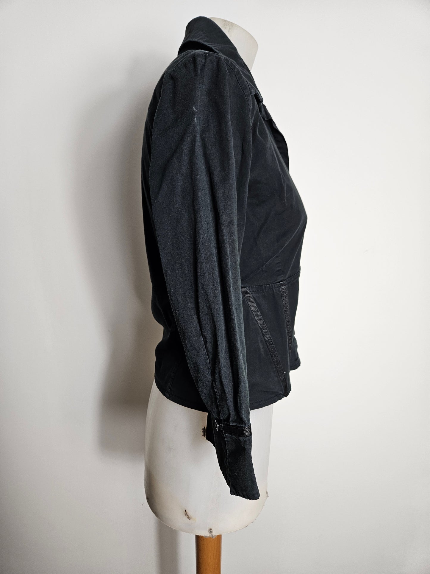 Chemise cintrée noire fermeture par agrafes