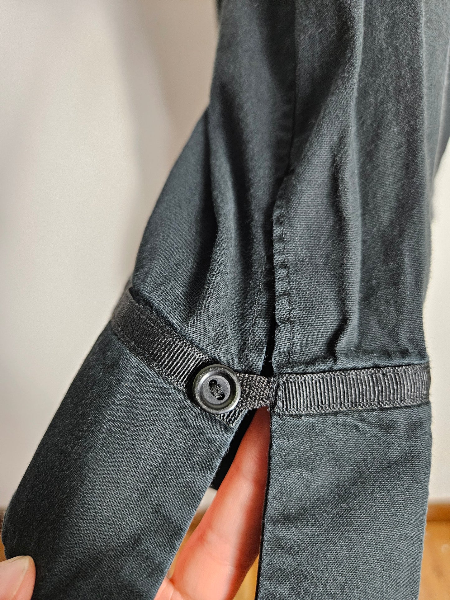 Chemise cintrée noire fermeture par agrafes