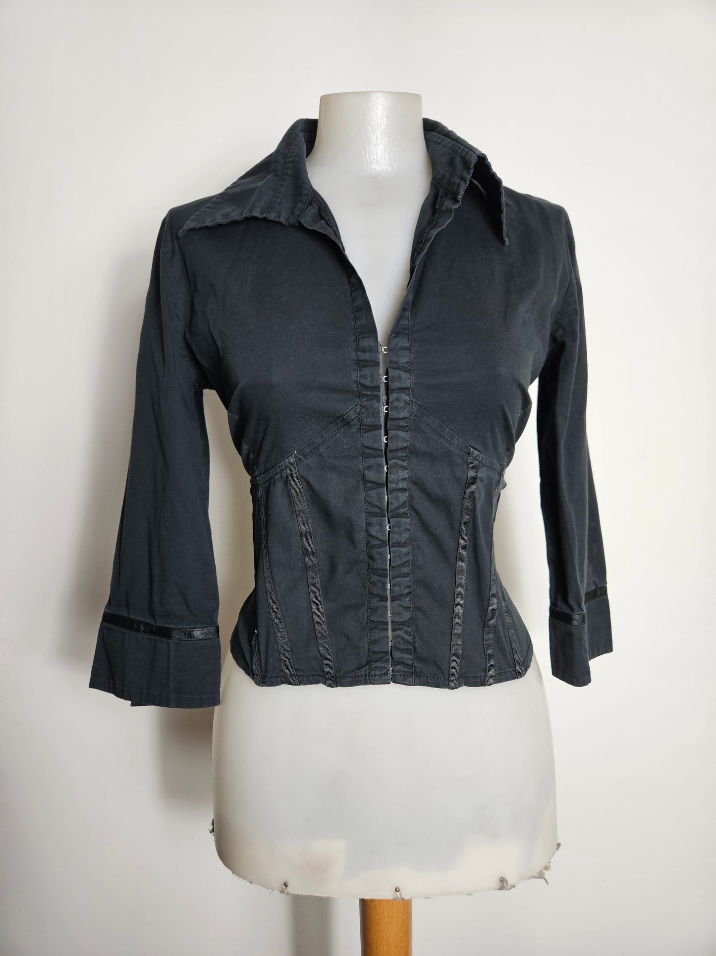 Chemise cintrée noire fermeture par agrafes
