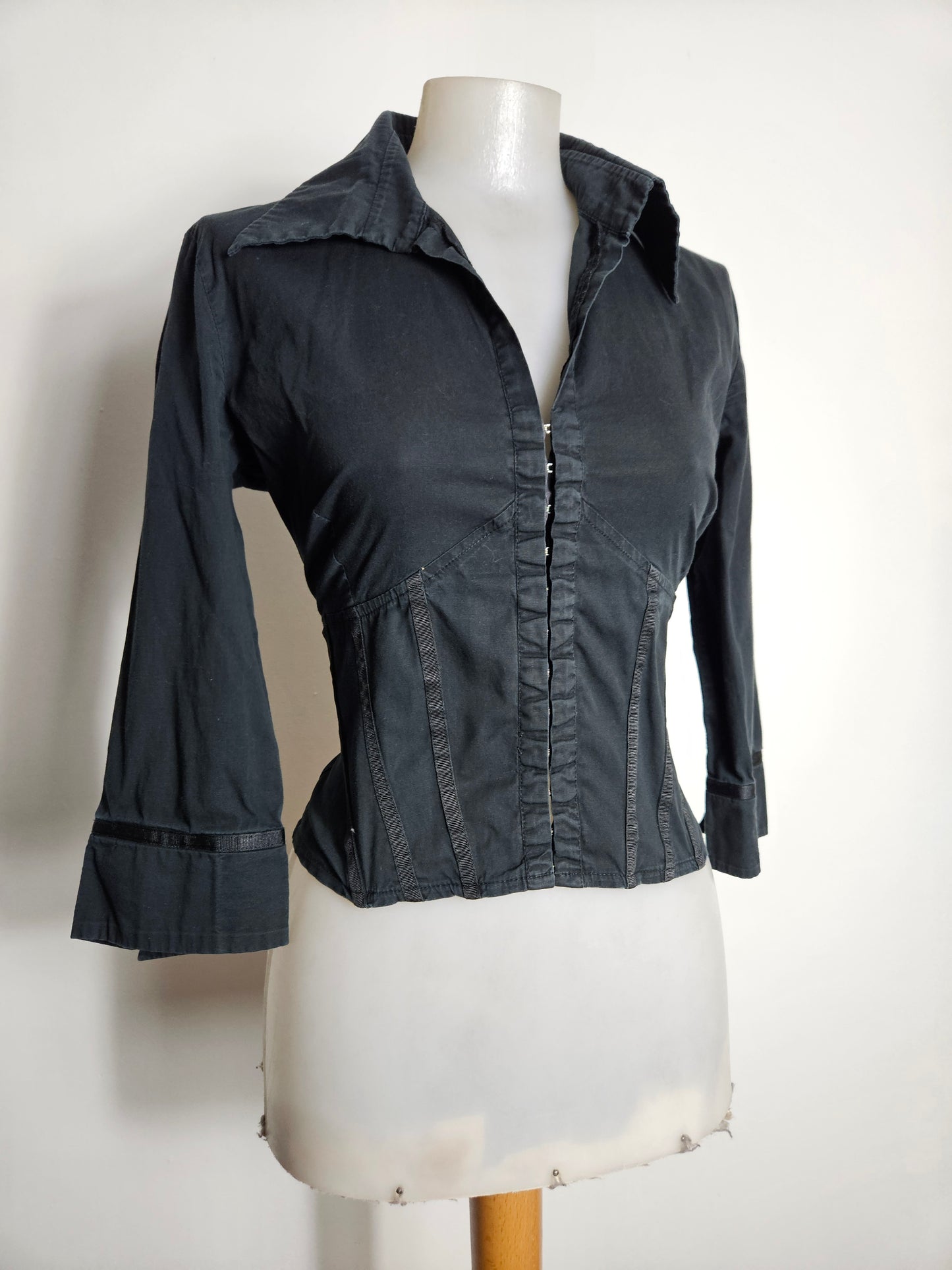 Chemise cintrée noire fermeture par agrafes
