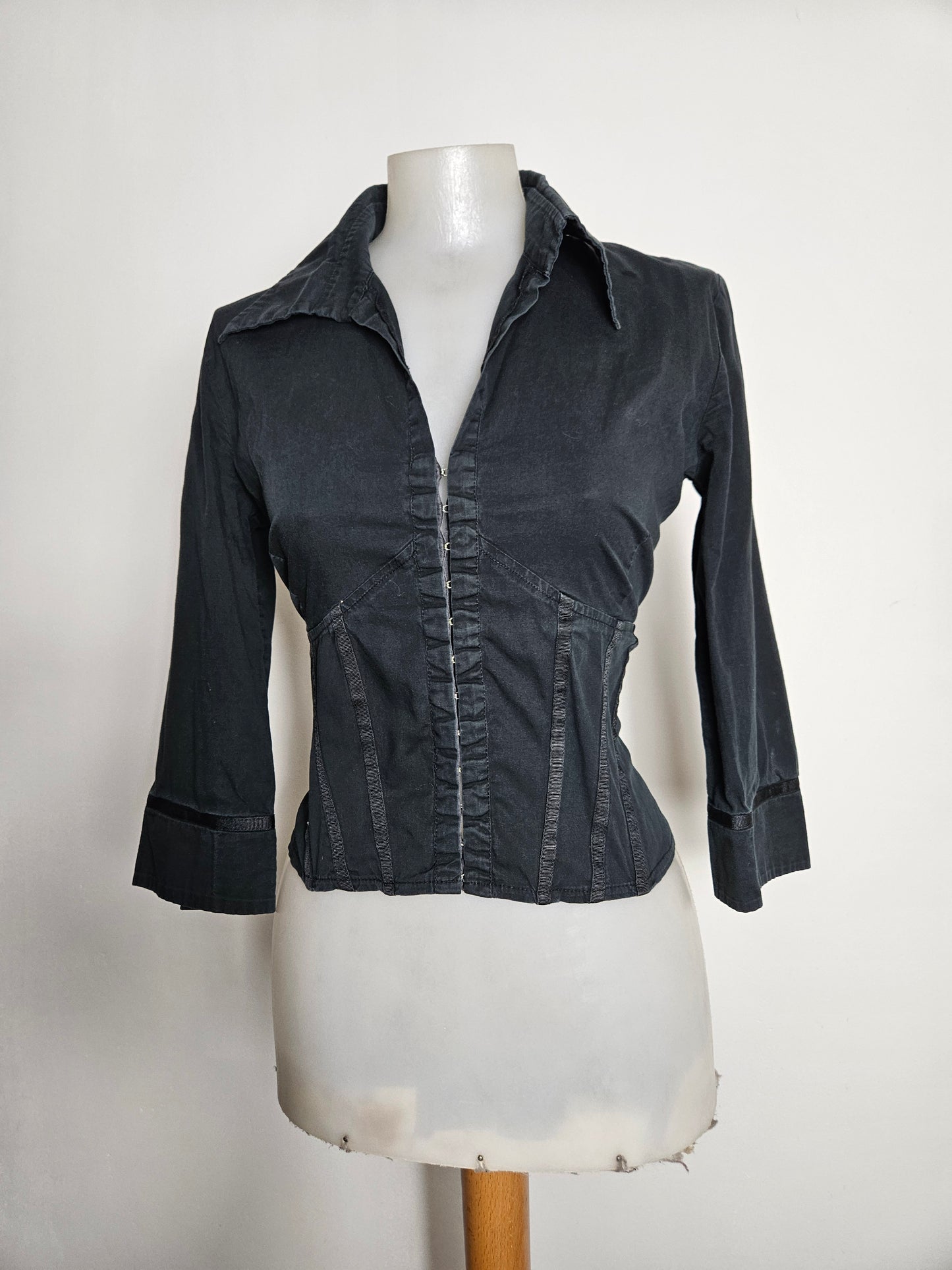 Chemise cintrée noire fermeture par agrafes