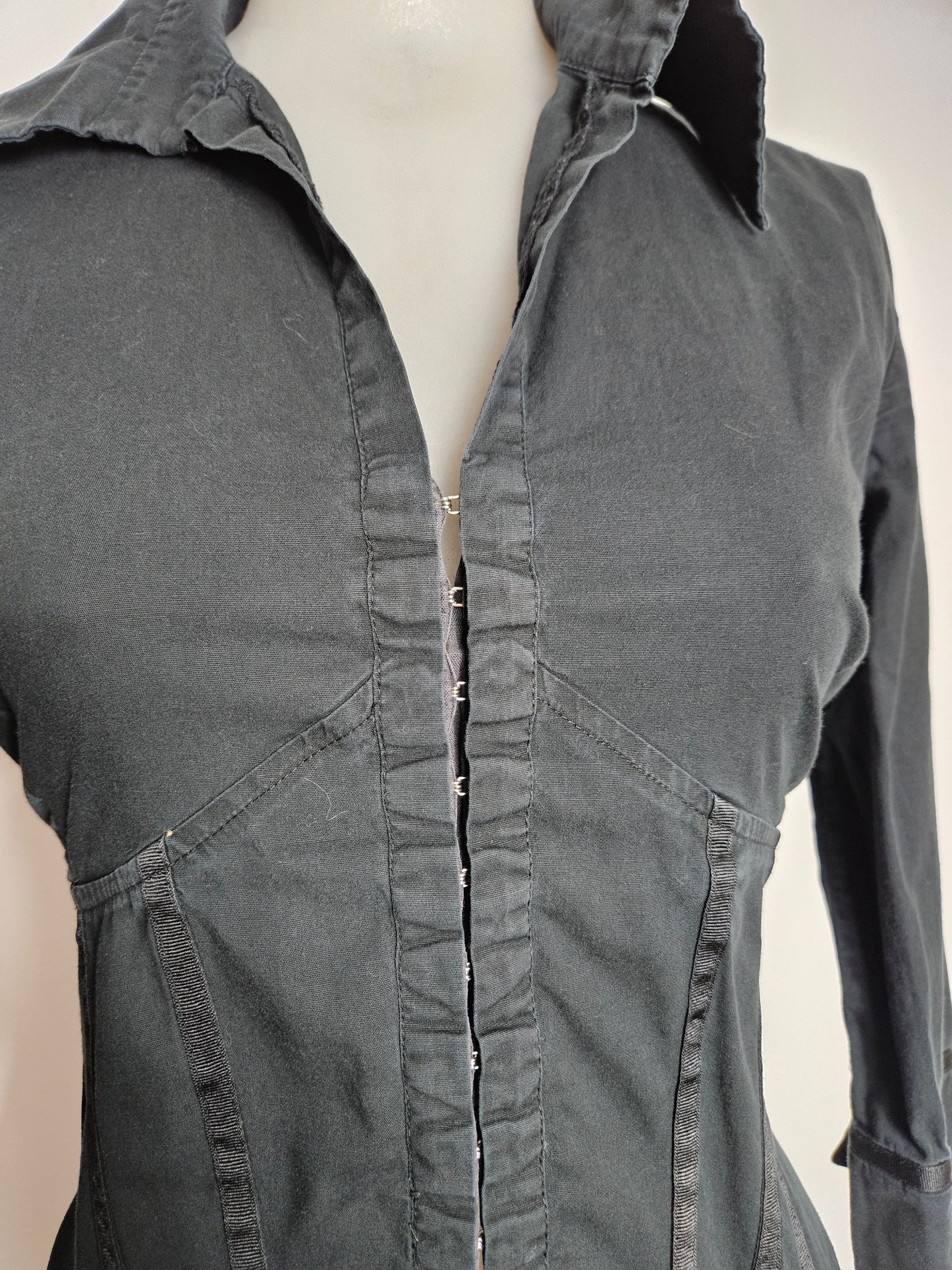 Chemise cintrée noire fermeture par agrafes