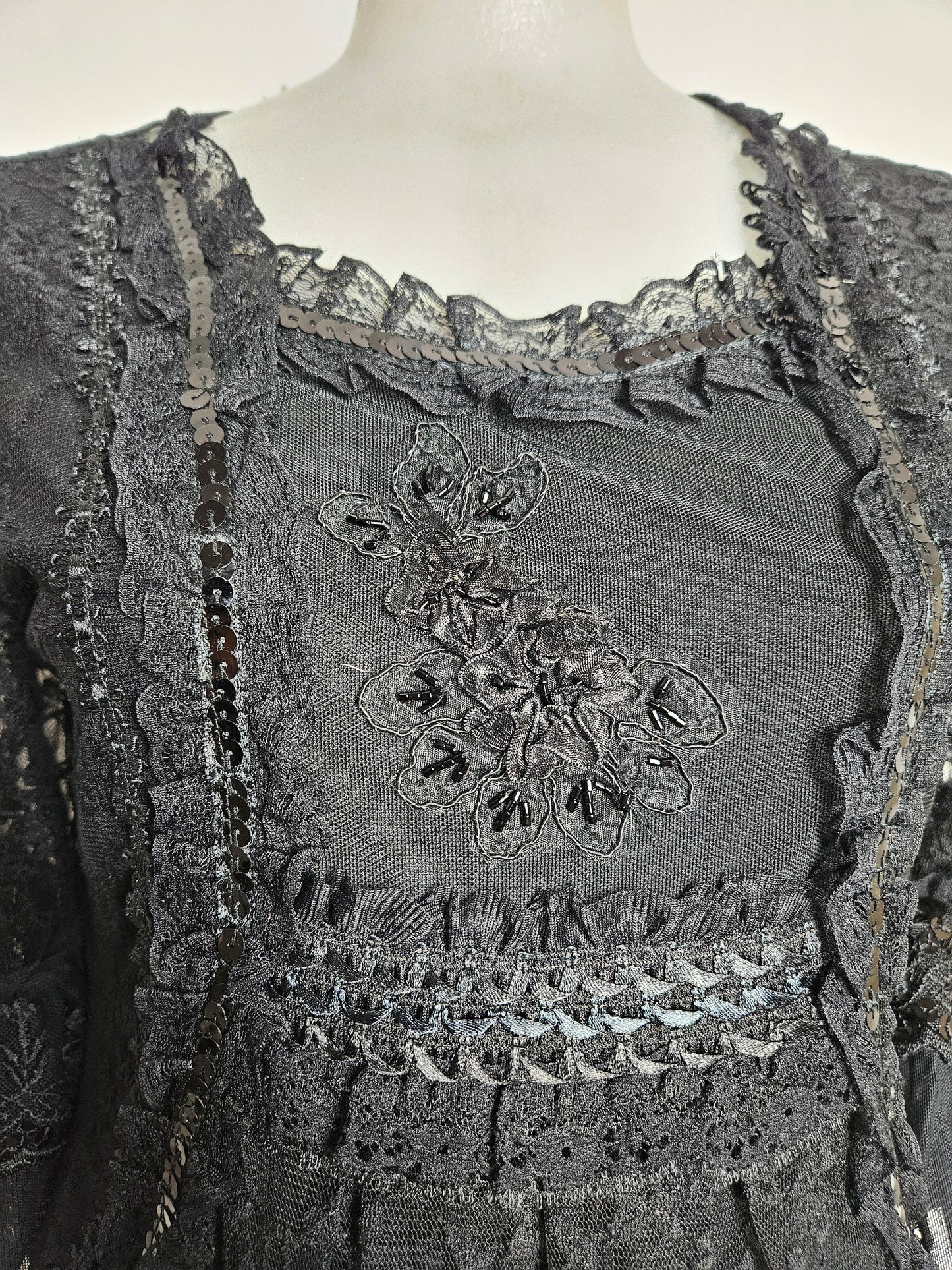 Haut noir en dentelle brodée